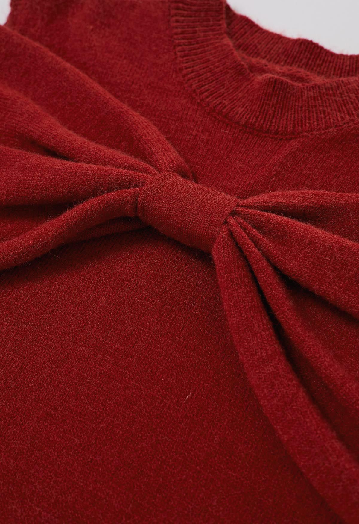Pull en tricot à épaules dénudées et nœud papillon en rouge