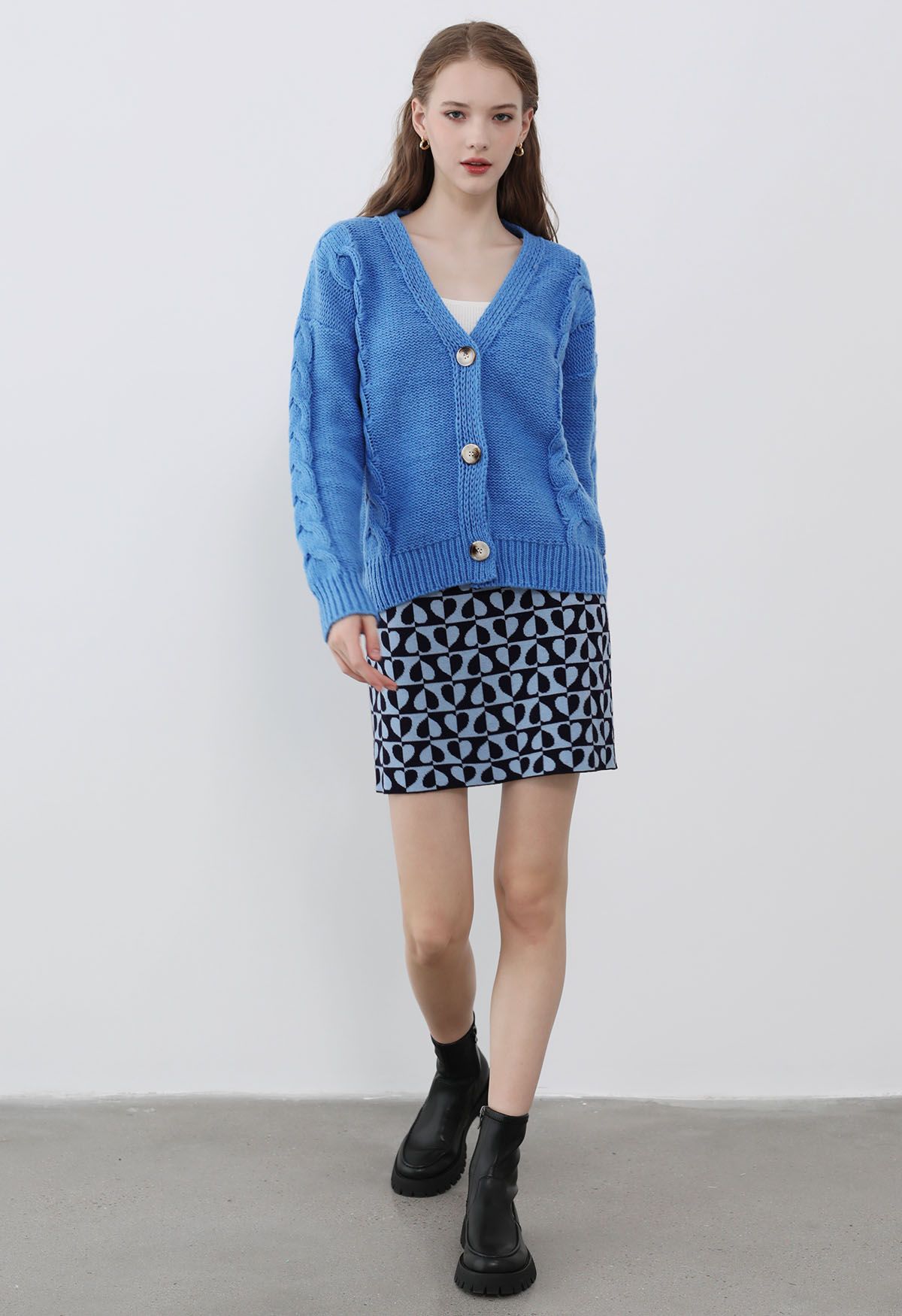 Cardigan en tricot boutonné à motif tressé en bleu