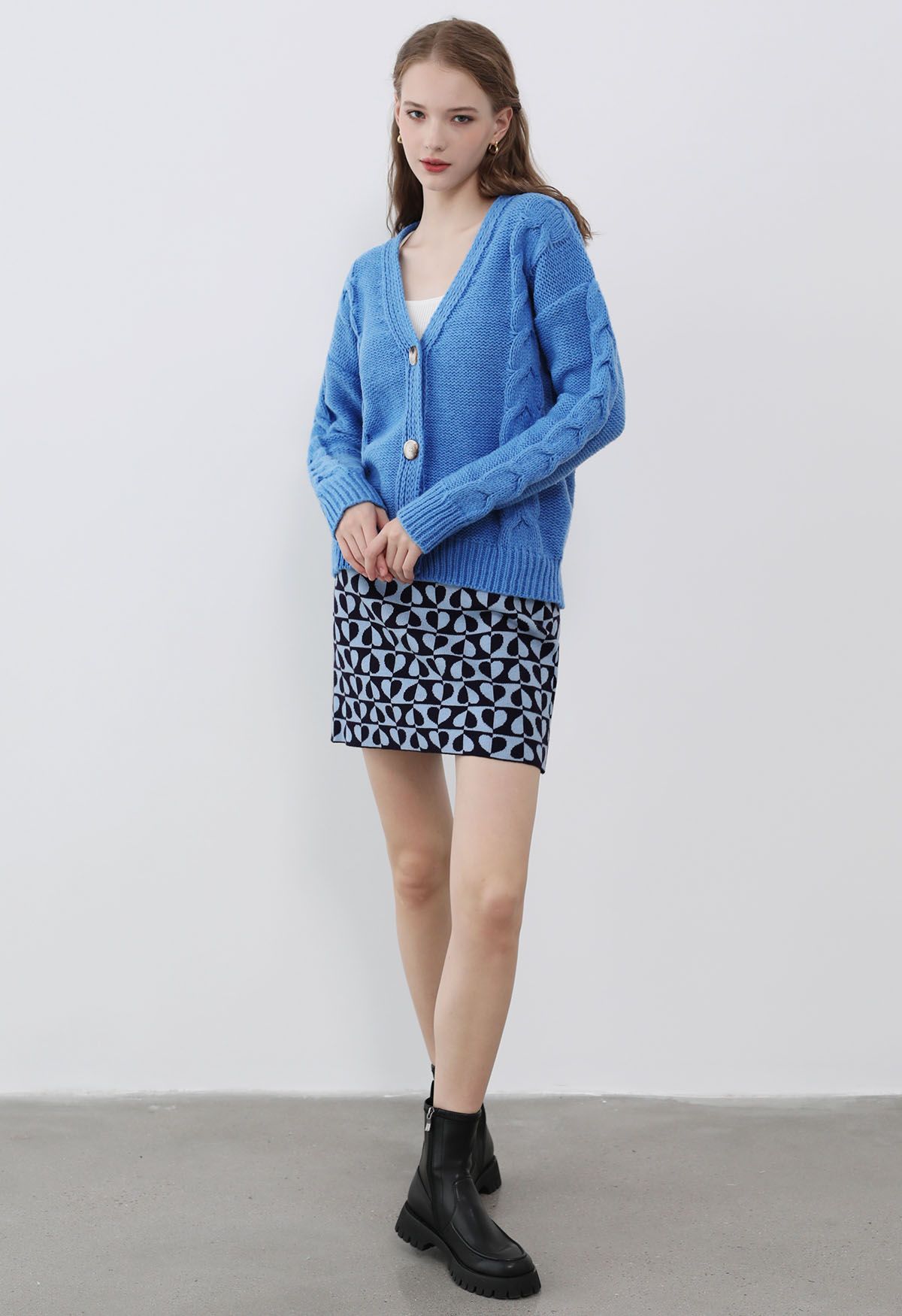 Cardigan en tricot boutonné à motif tressé en bleu