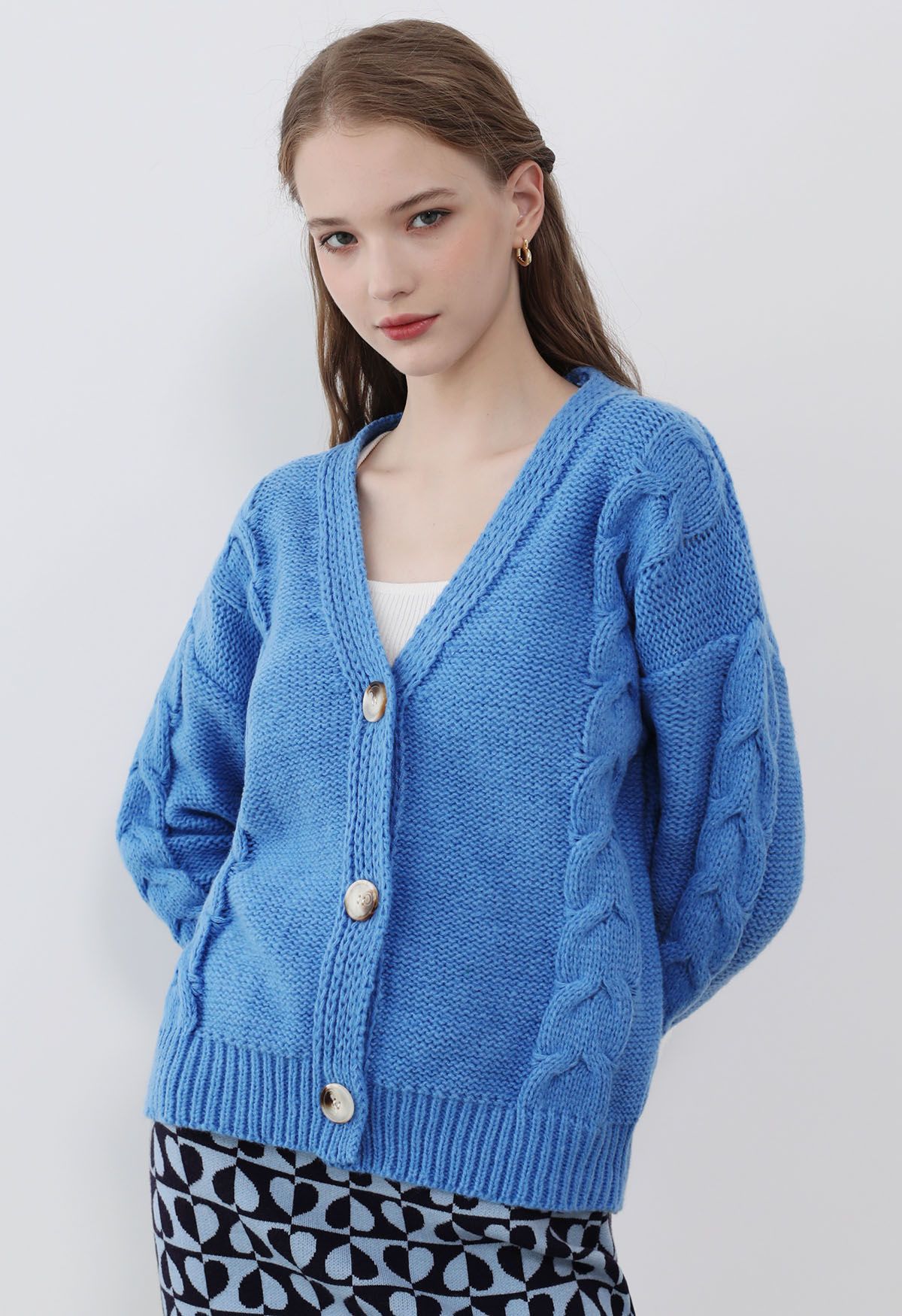 Cardigan en tricot boutonné à motif tressé en bleu