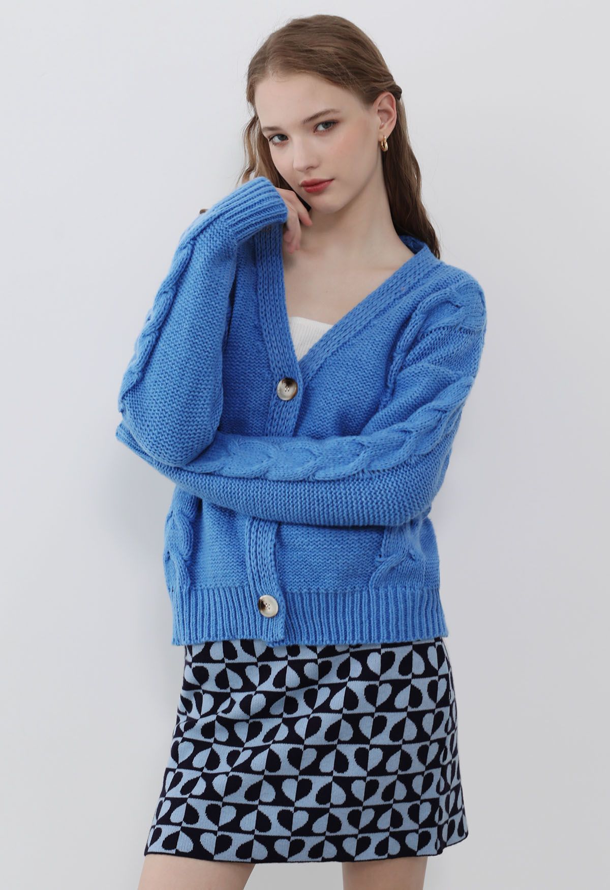 Cardigan en tricot boutonné à motif tressé en bleu