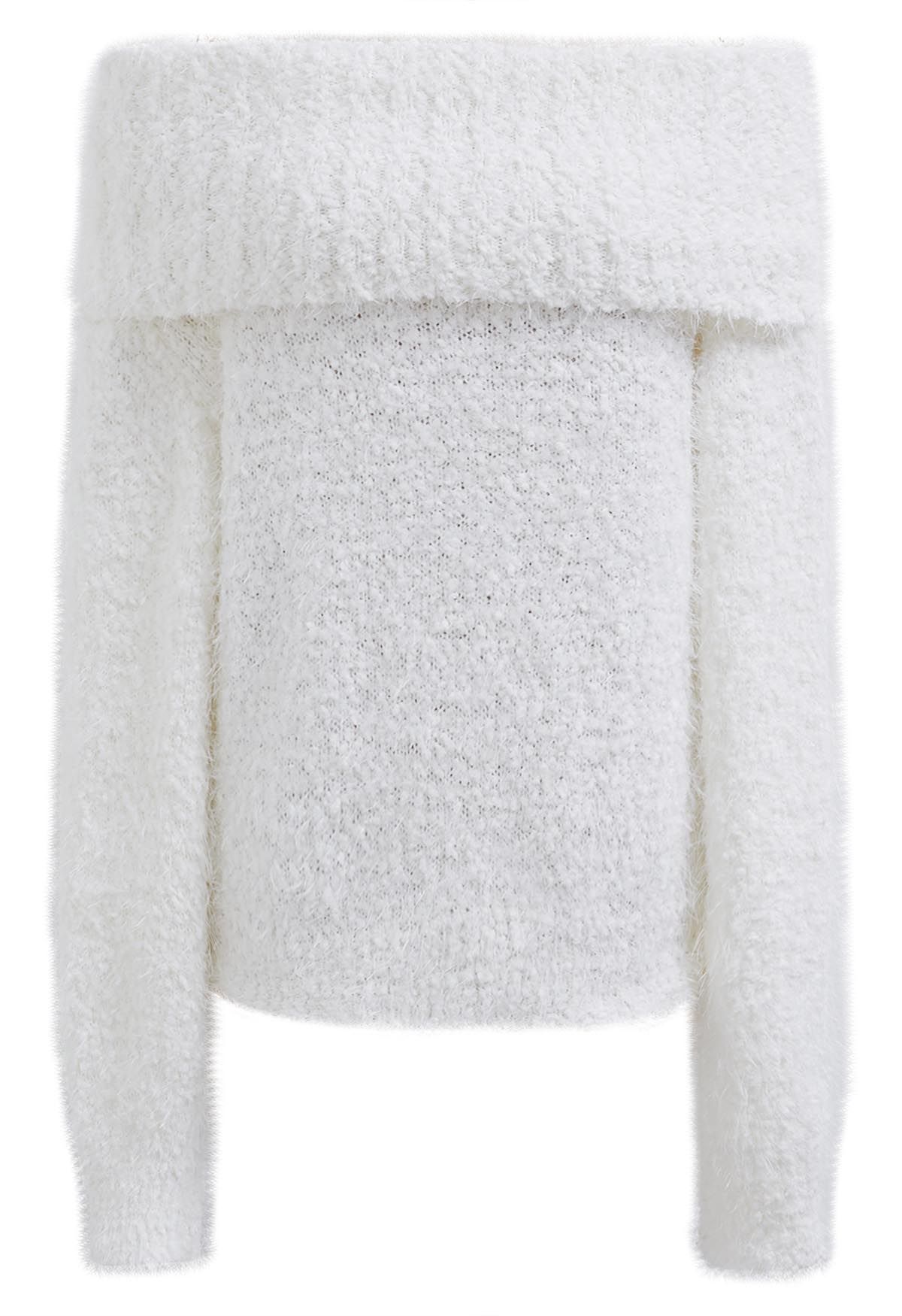 Pull en tricot pelucheux à épaules dénudées pliées en blanc