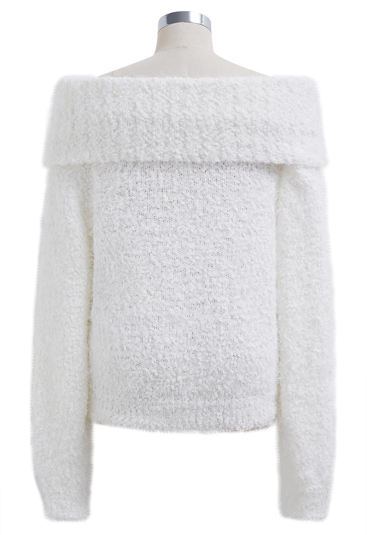 Pull en tricot pelucheux à épaules dénudées pliées en blanc
