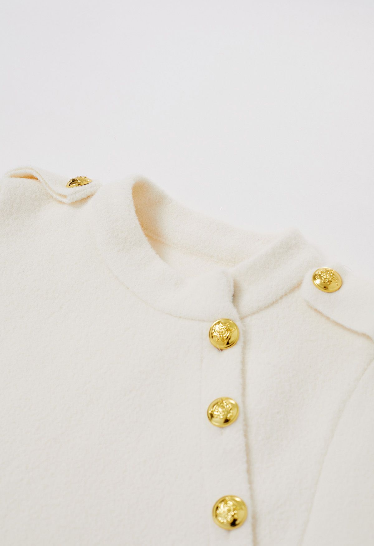 Manteau cape ceinturé à boutons dorés en ivoire