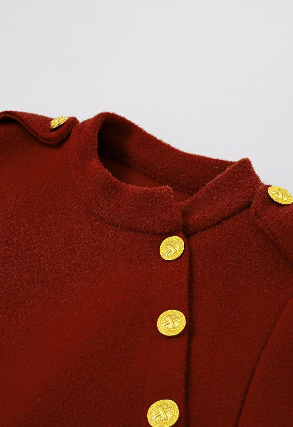 Manteau cape ceinturé à boutons dorés en rouge