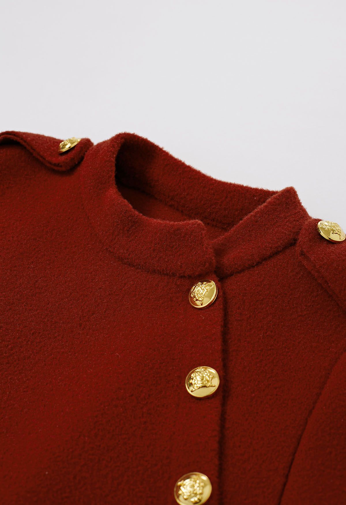 Manteau cape ceinturé à boutons dorés en rouge