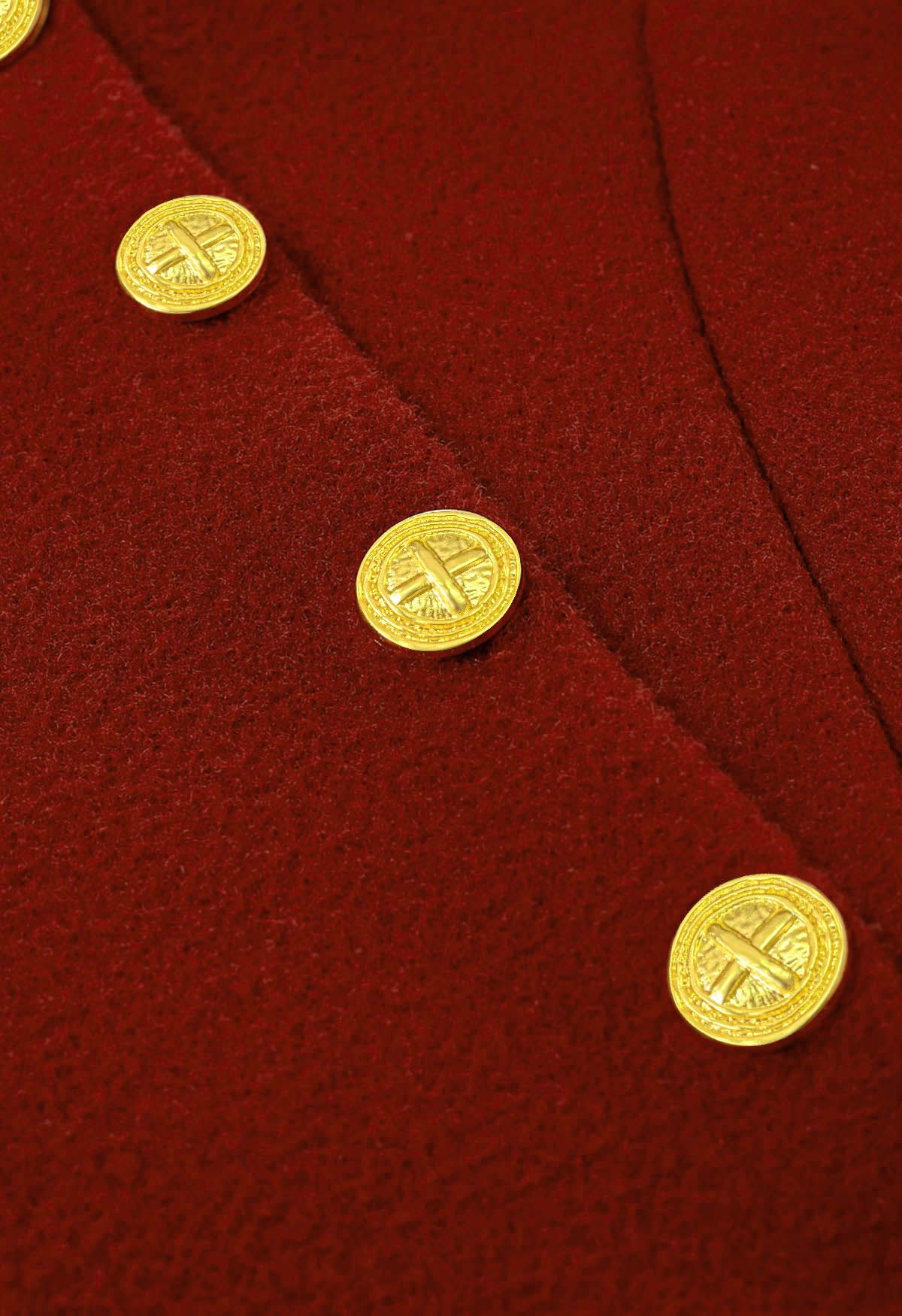 Manteau cape ceinturé à boutons dorés en rouge