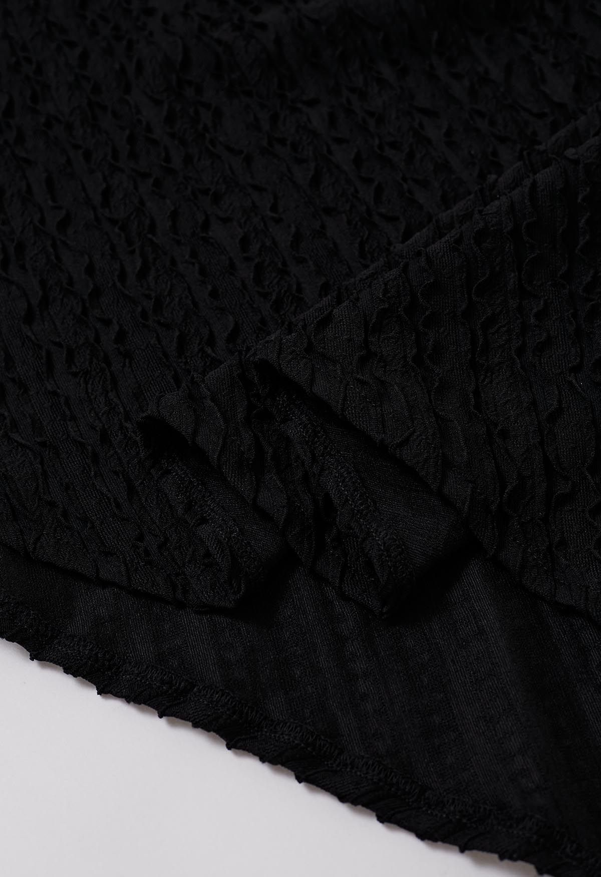 Robe à texture ondulée à encolure surplis et col en noir