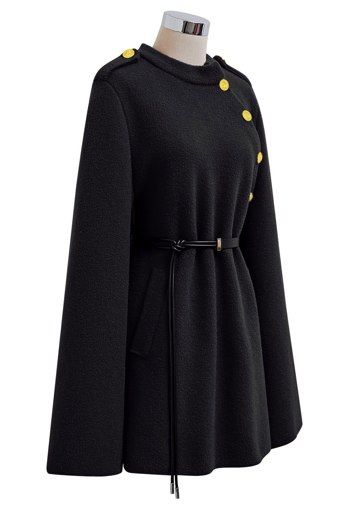 Manteau cape ceinturé à boutons dorés en noir