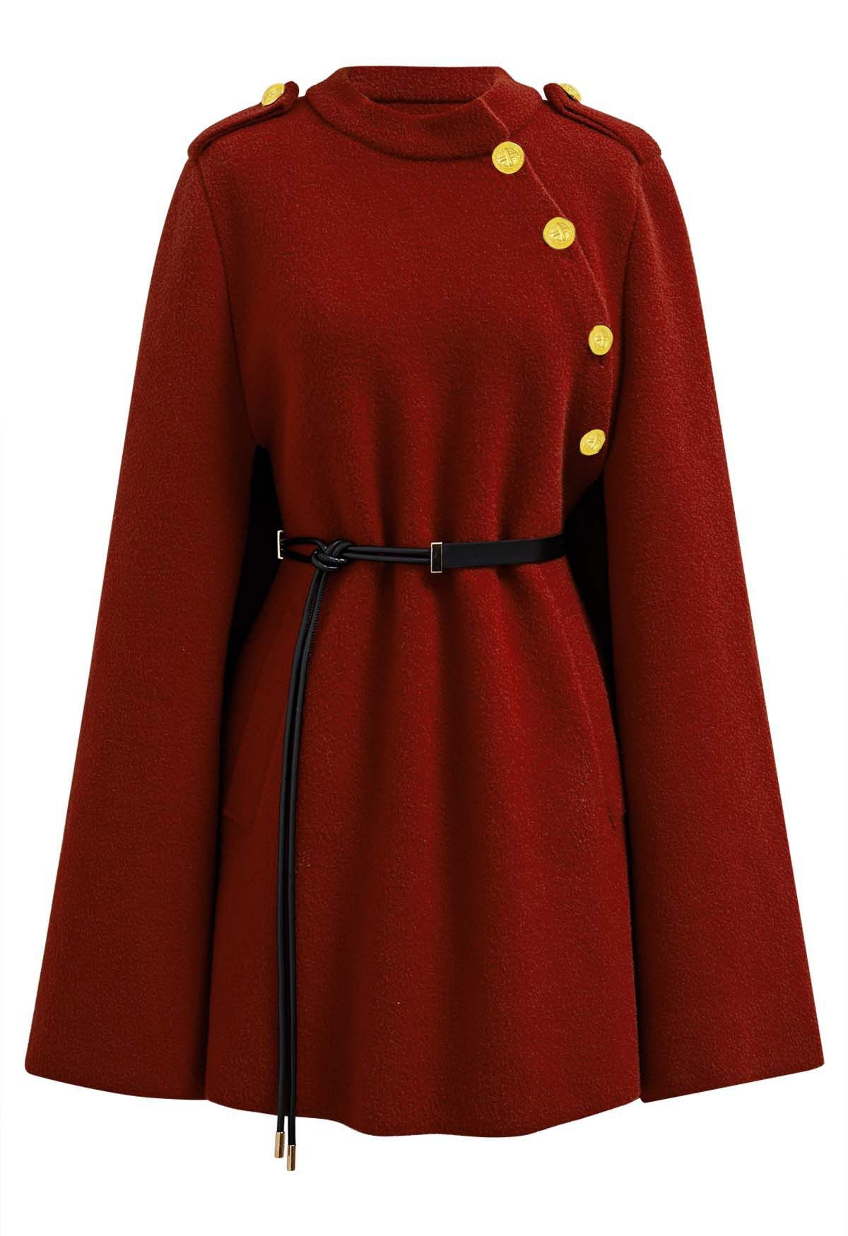 Manteau cape ceinturé à boutons dorés en rouge