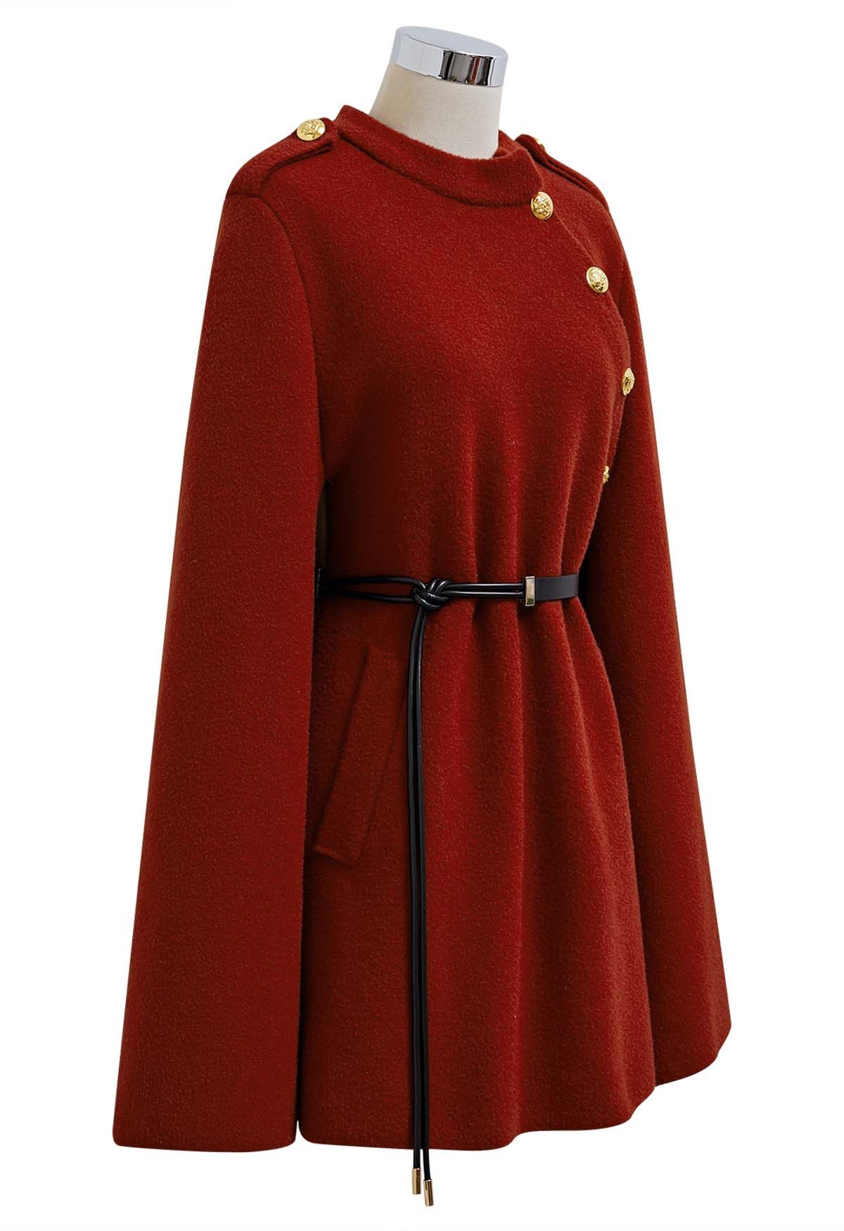 Manteau cape ceinturé à boutons dorés en rouge