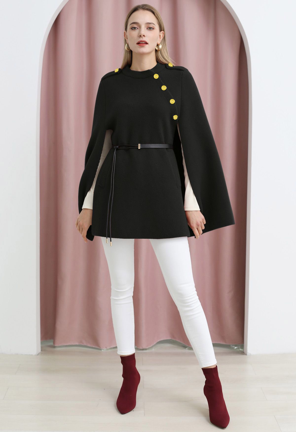 Manteau cape ceinturé à boutons dorés en noir