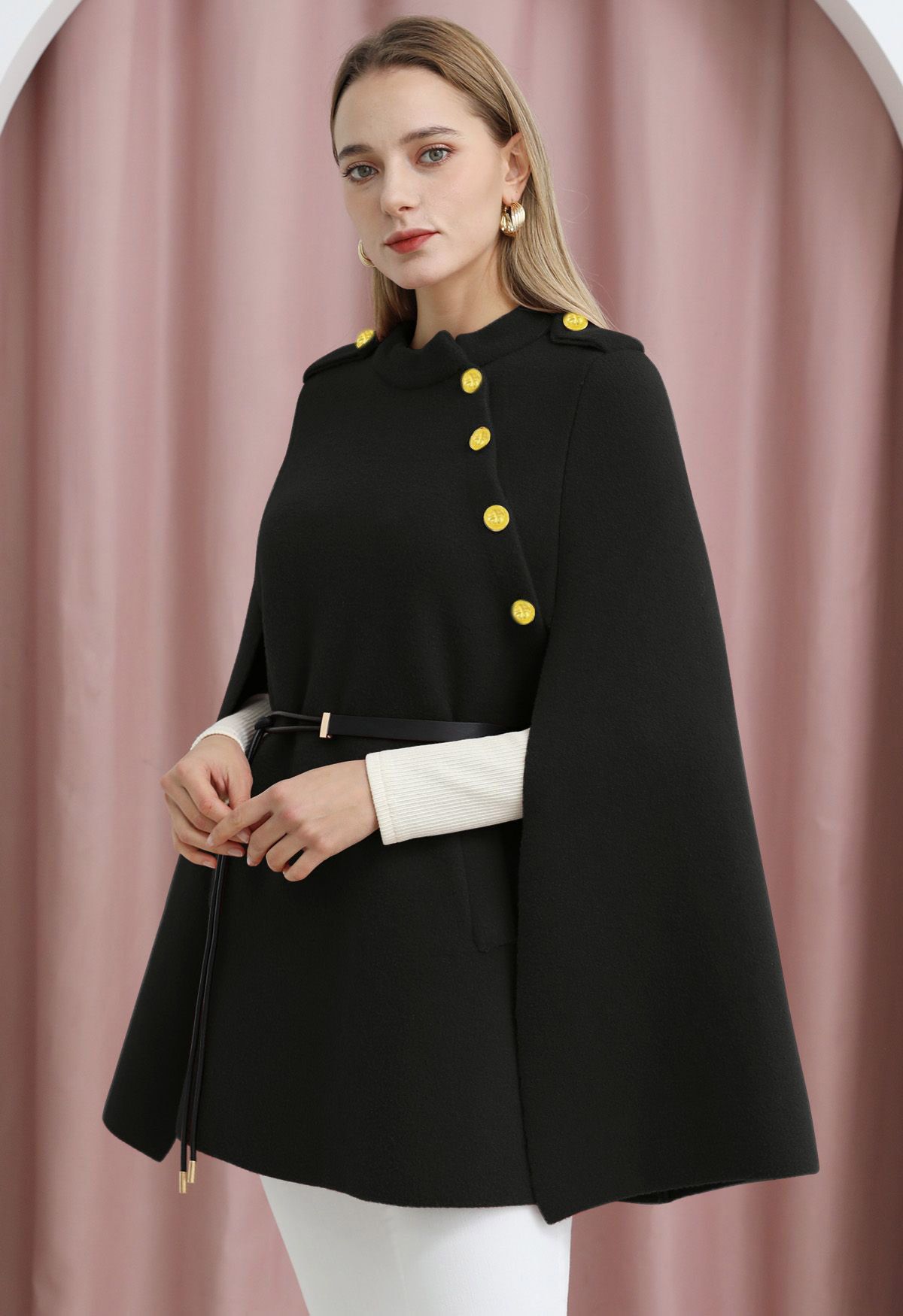 Manteau cape ceinturé à boutons dorés en noir