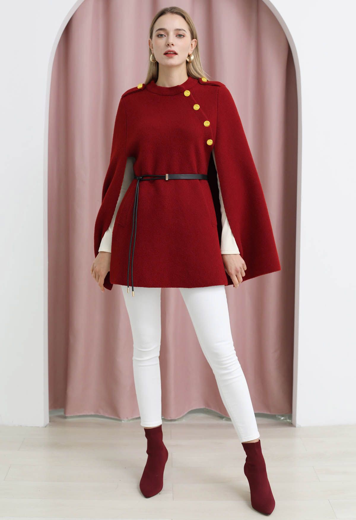 Manteau cape ceinturé à boutons dorés en rouge