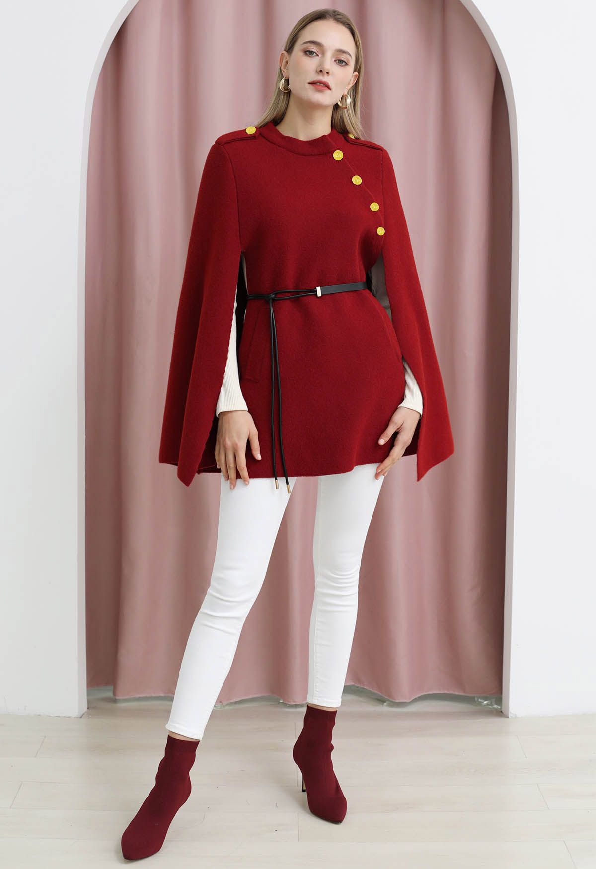 Manteau cape ceinturé à boutons dorés en rouge