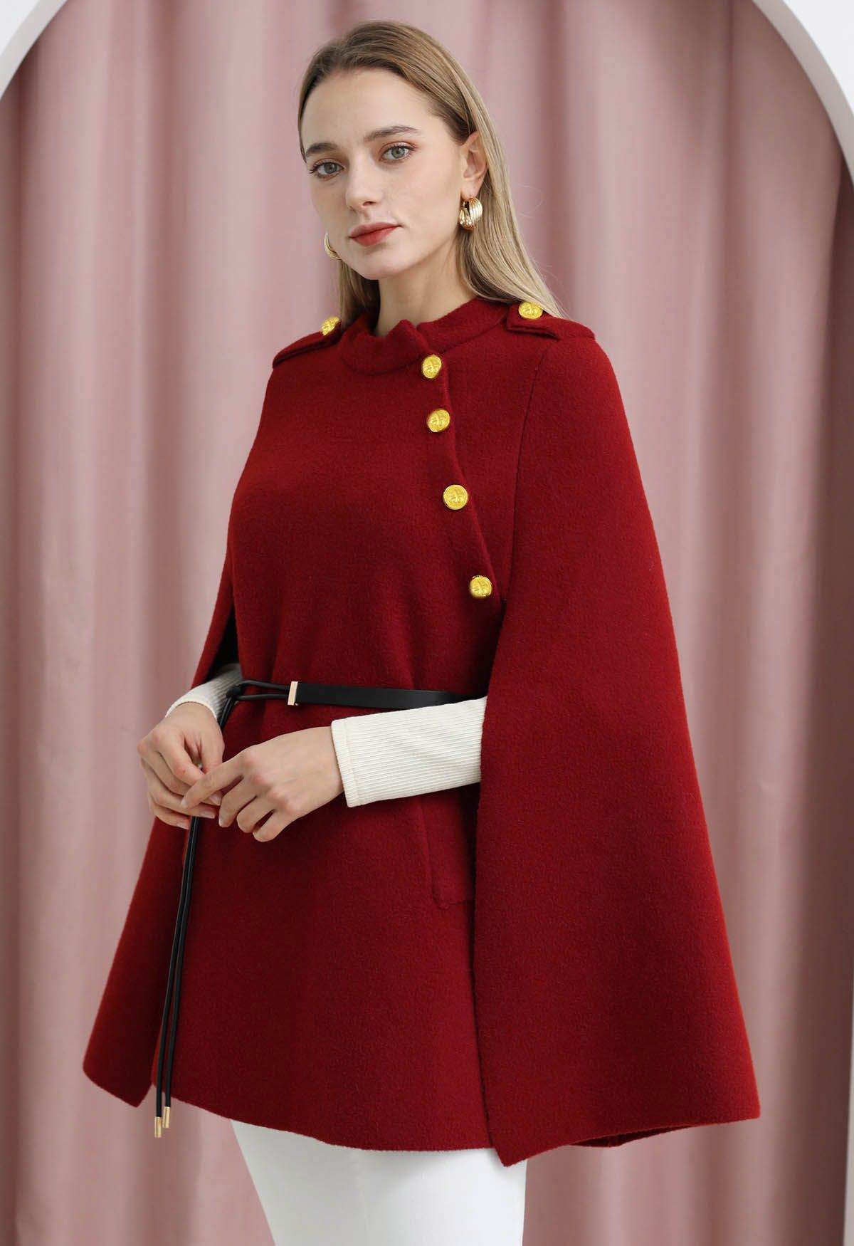 Manteau cape ceinturé à boutons dorés en rouge