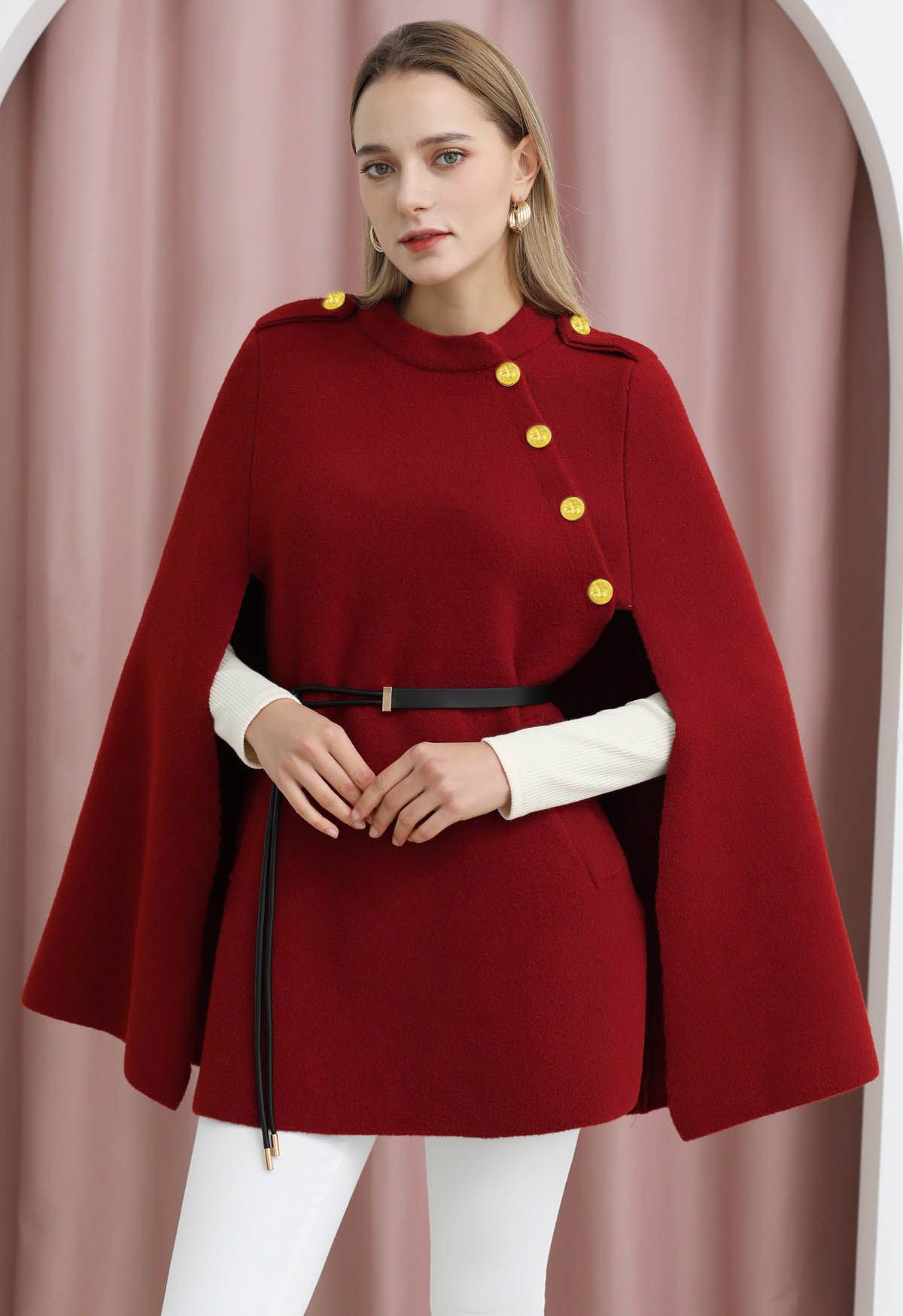 Manteau cape ceinturé à boutons dorés en rouge