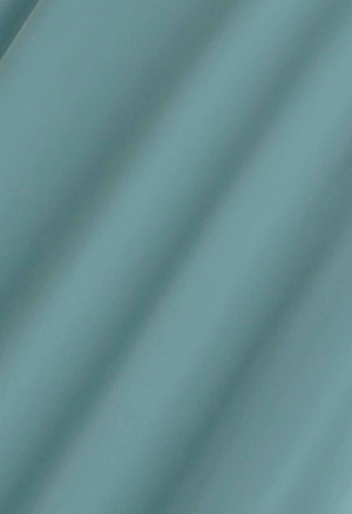 Robe longue en mousseline de soie à col en V et sequins exquis en bleu poussiéreux
