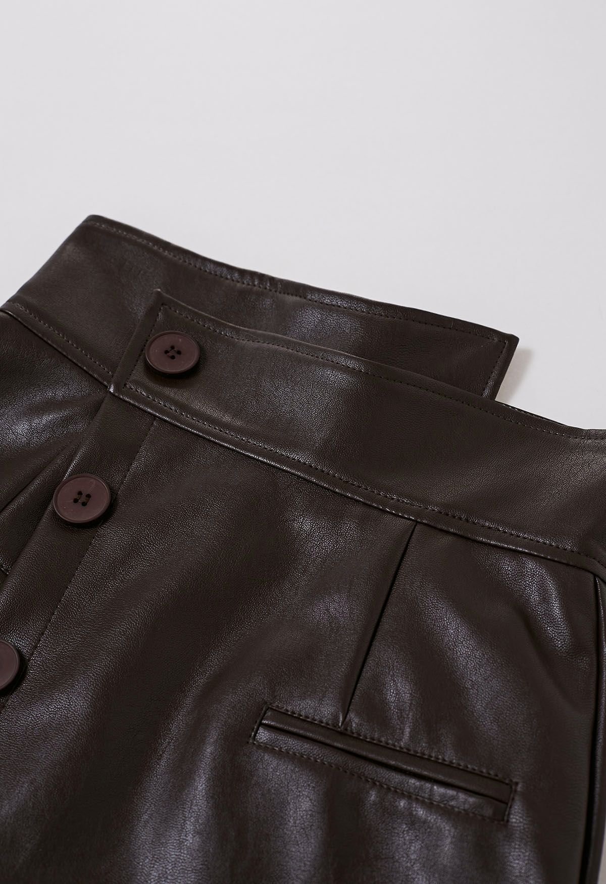 Mini-jupe asymétrique à rabat boutonné en simili cuir en marron