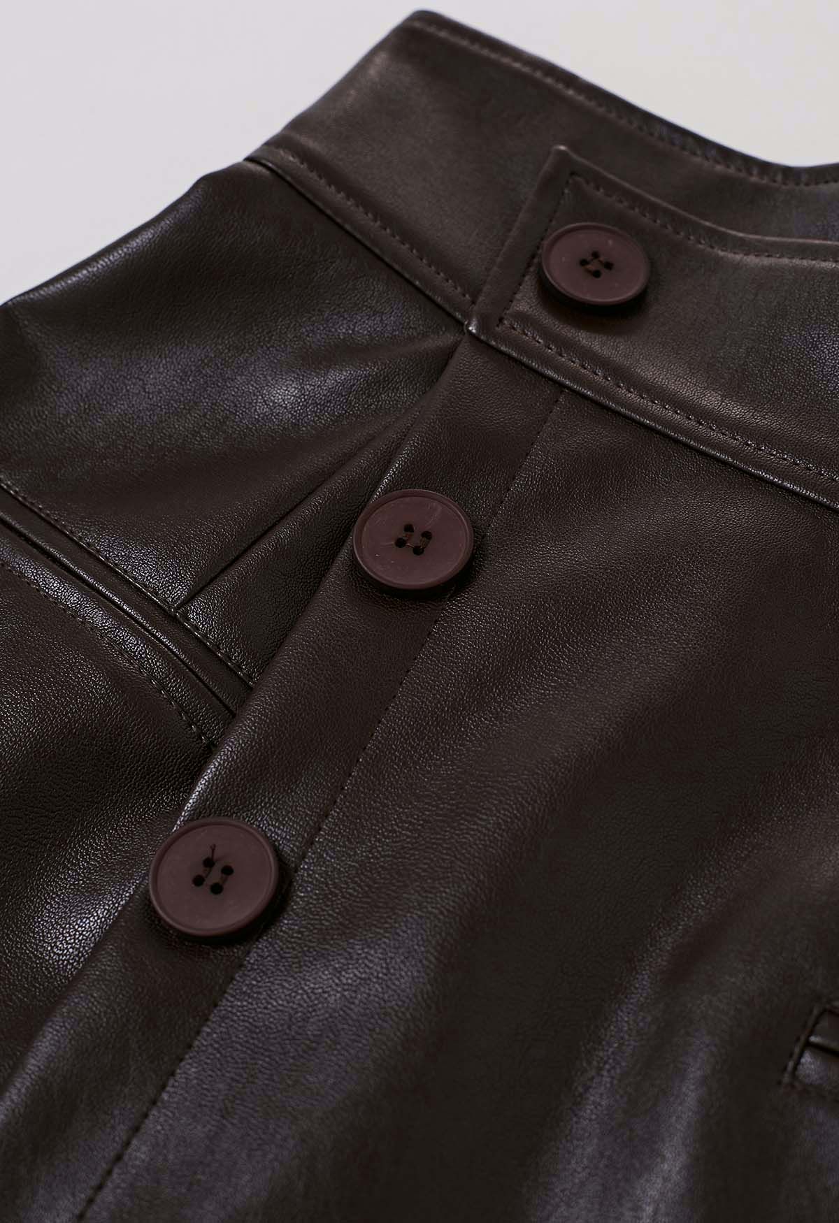 Mini-jupe asymétrique à rabat boutonné en simili cuir en marron