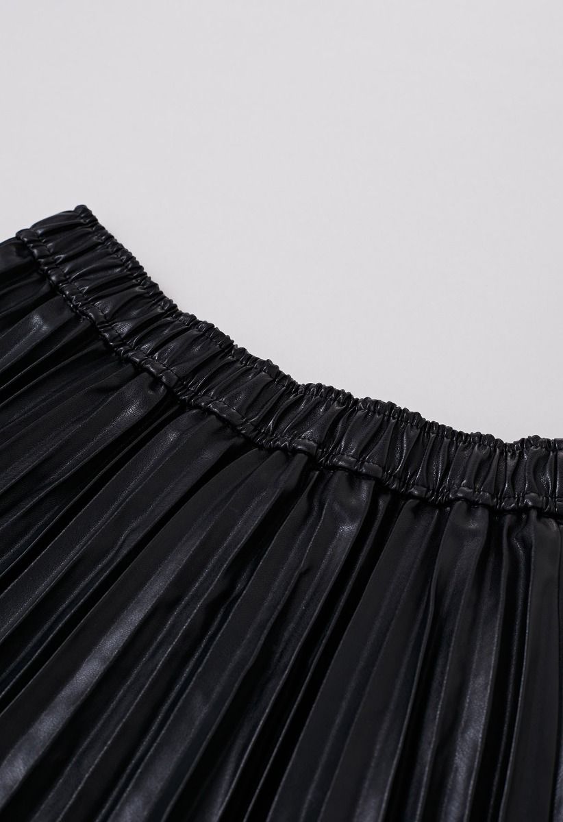 Mini-jupe plissée en simili cuir en noir