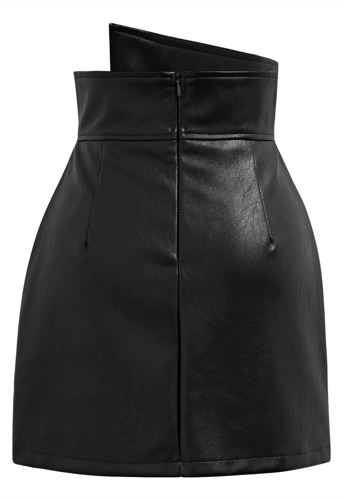 Mini-jupe asymétrique à rabat boutonné en simili cuir en noir