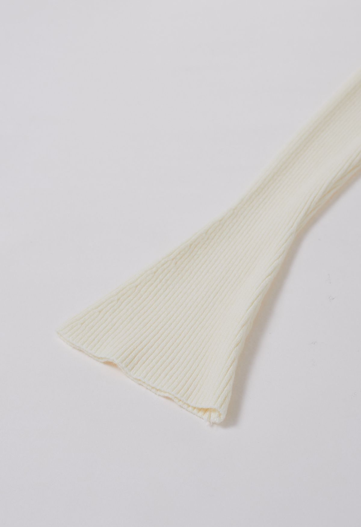 Haut en tricot ajusté avec nœud papillon latéral inséré en maille en crème