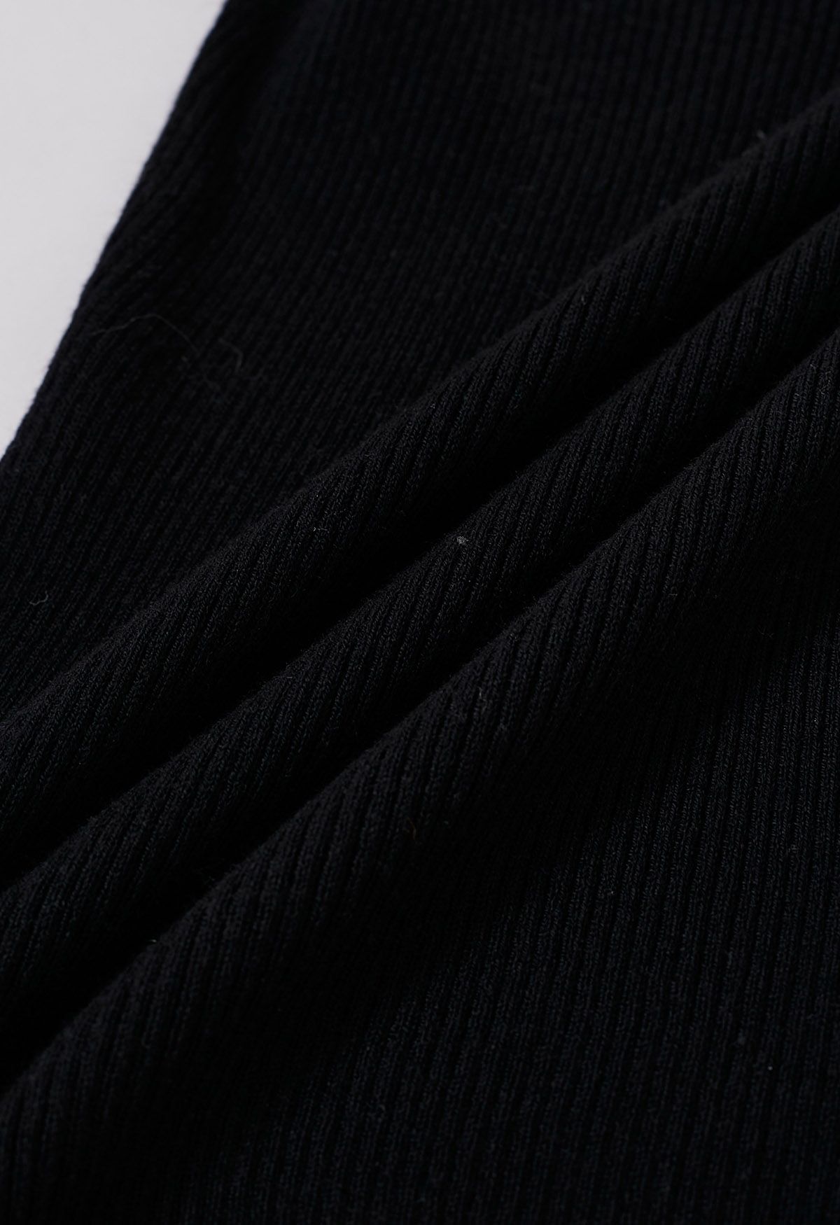 Haut en tricot ajusté avec nœud papillon latéral inséré en maille en noir