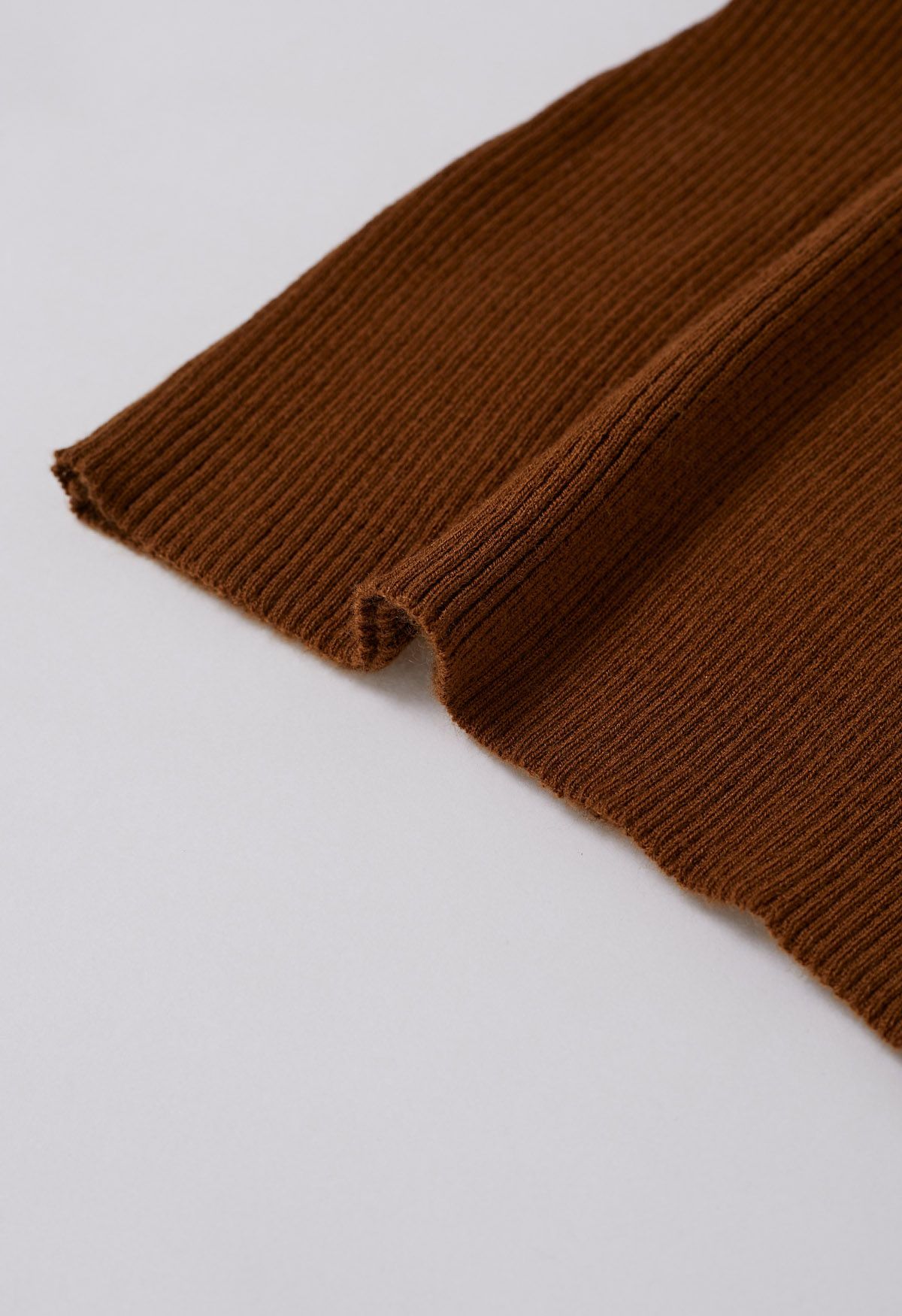 Haut en tricot ajusté avec nœud papillon latéral inséré en maille en caramel