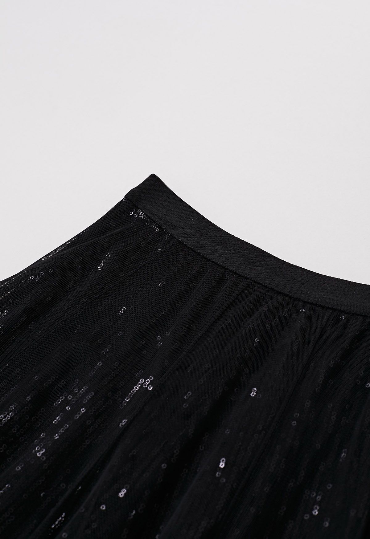Ravissante jupe mi-longue en tulle et maille à sequins, noire