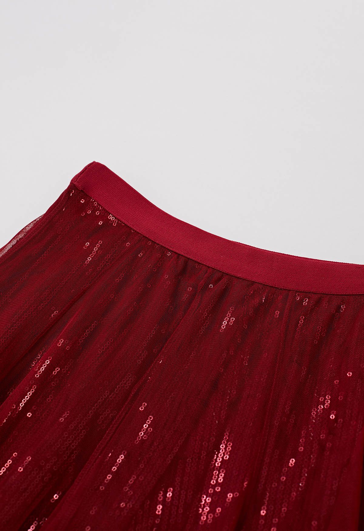 Ravissante jupe mi-longue en tulle et maille à sequins en rouge