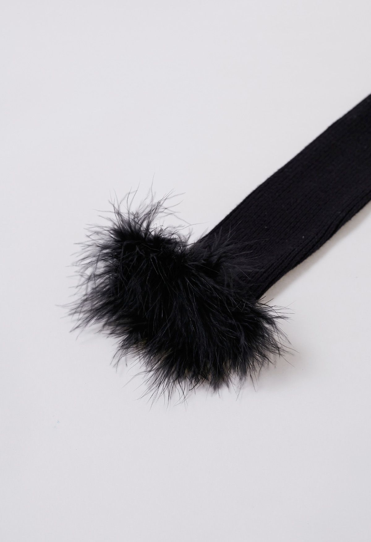 Haut en tricot à encolure ondulée et poignets bordés de plumes en noir