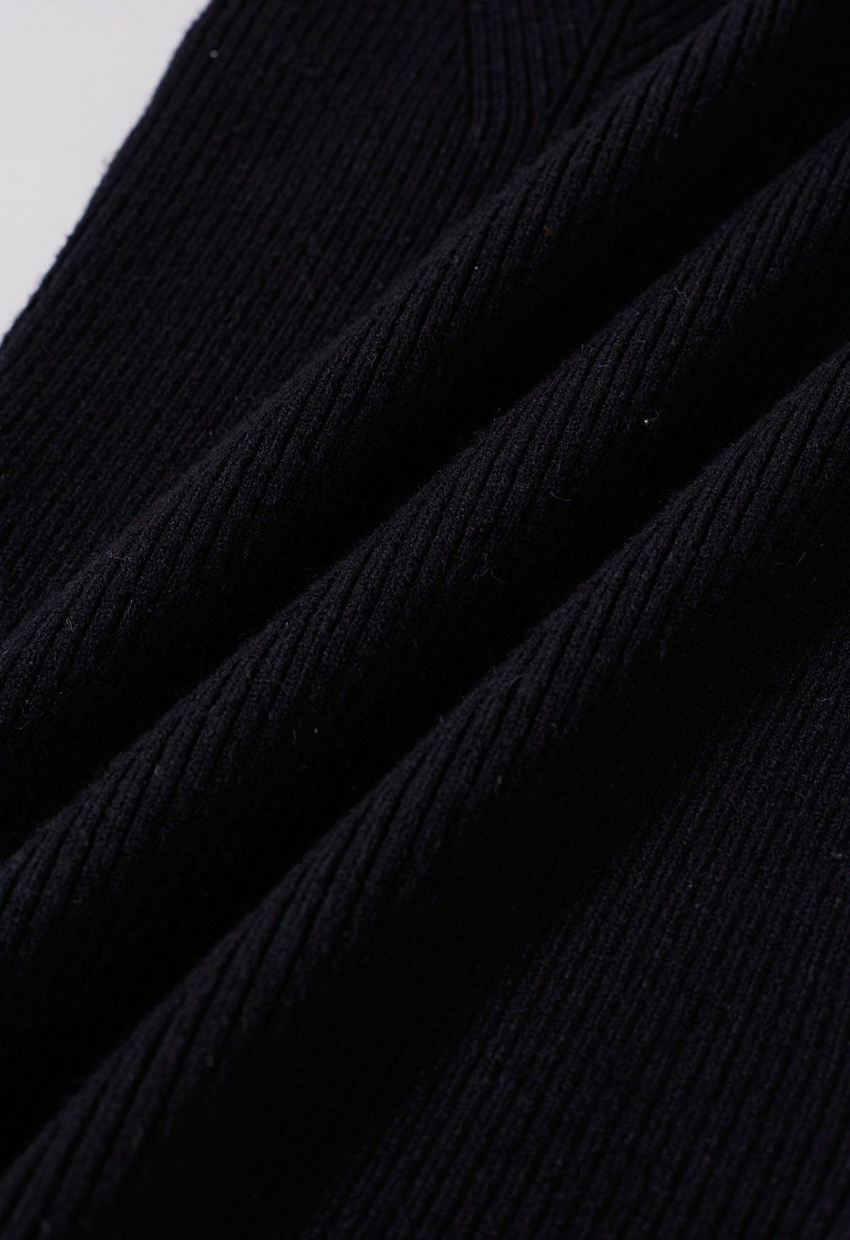 Haut en tricot à encolure ondulée et poignets bordés de plumes en noir