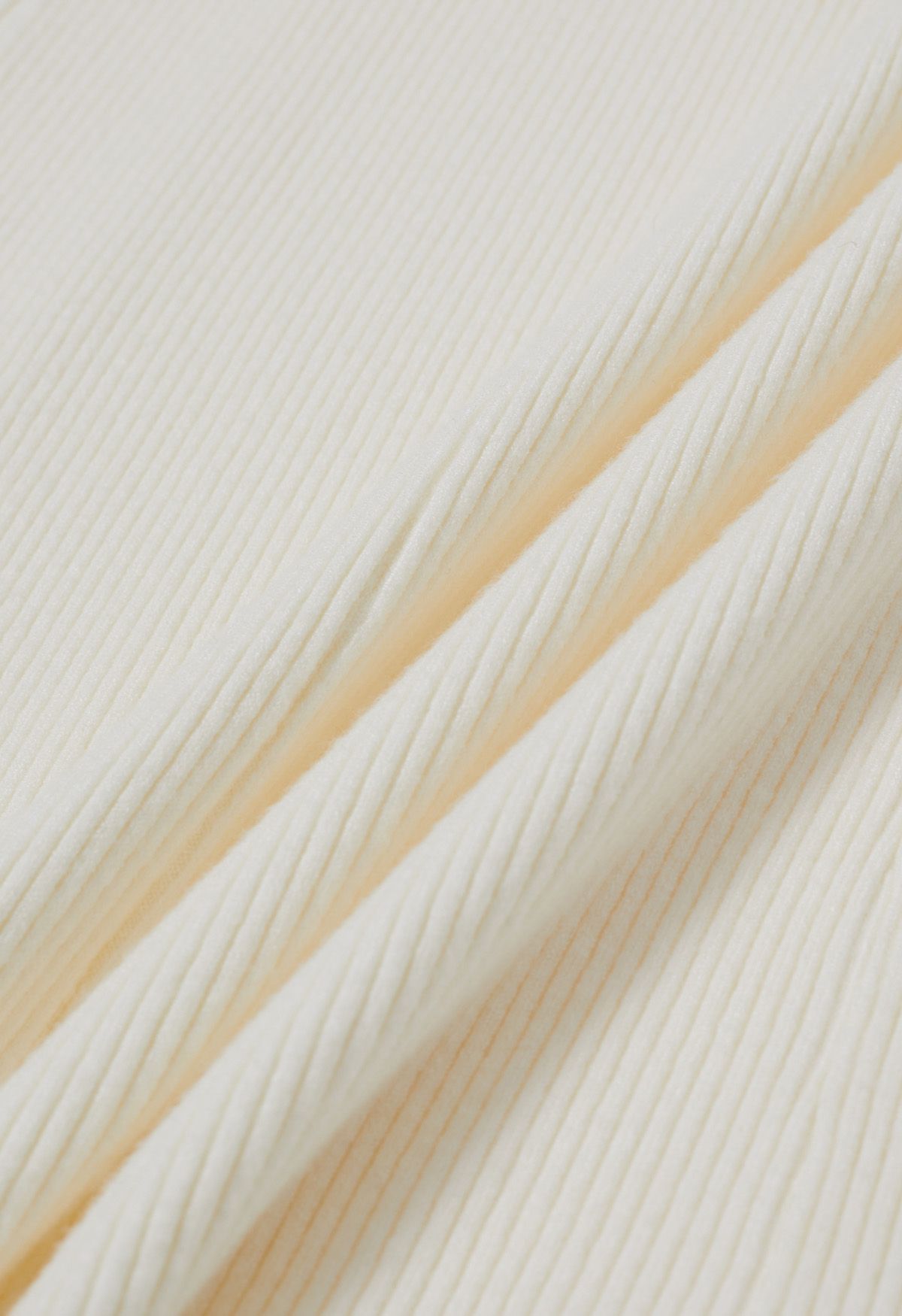 Robe en tricot effet portefeuille à taille croisée en ivoire