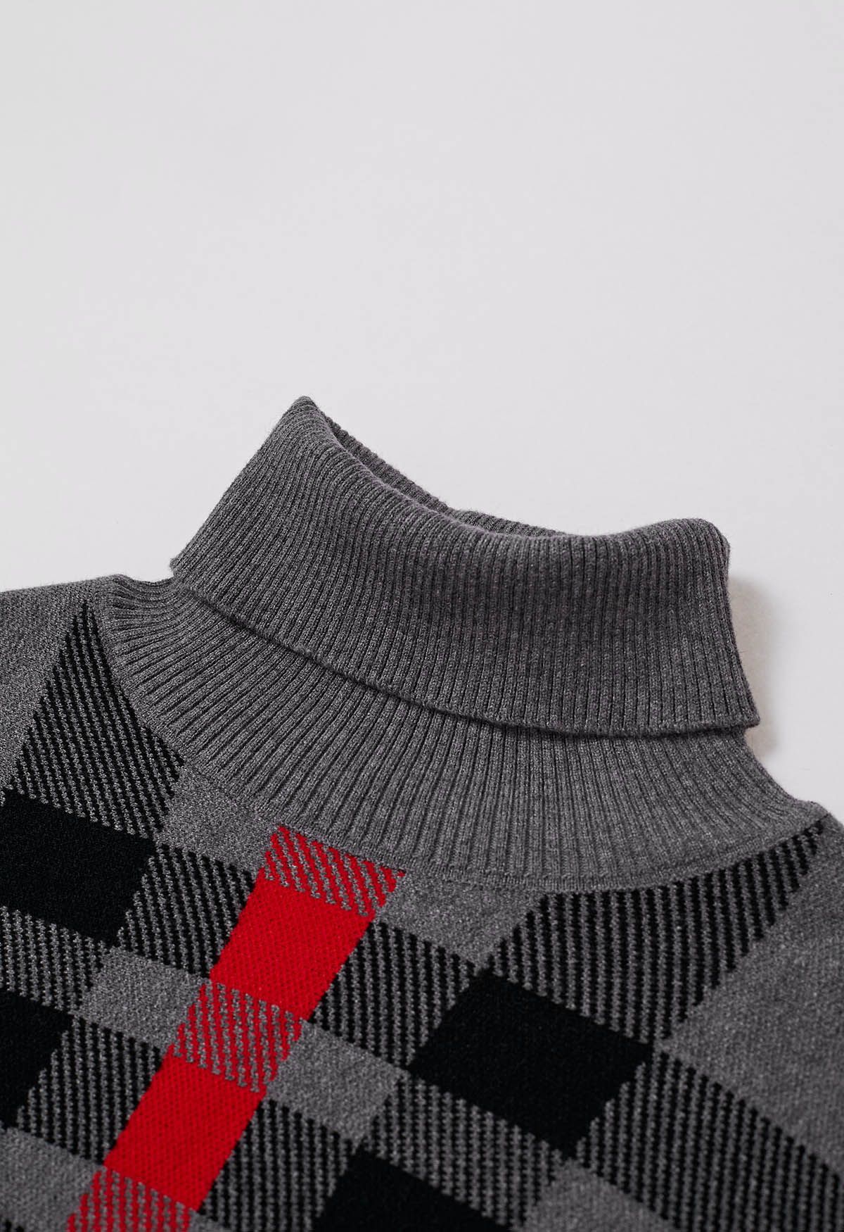 Poncho en tricot à col roulé et ourlet à pompons en gris