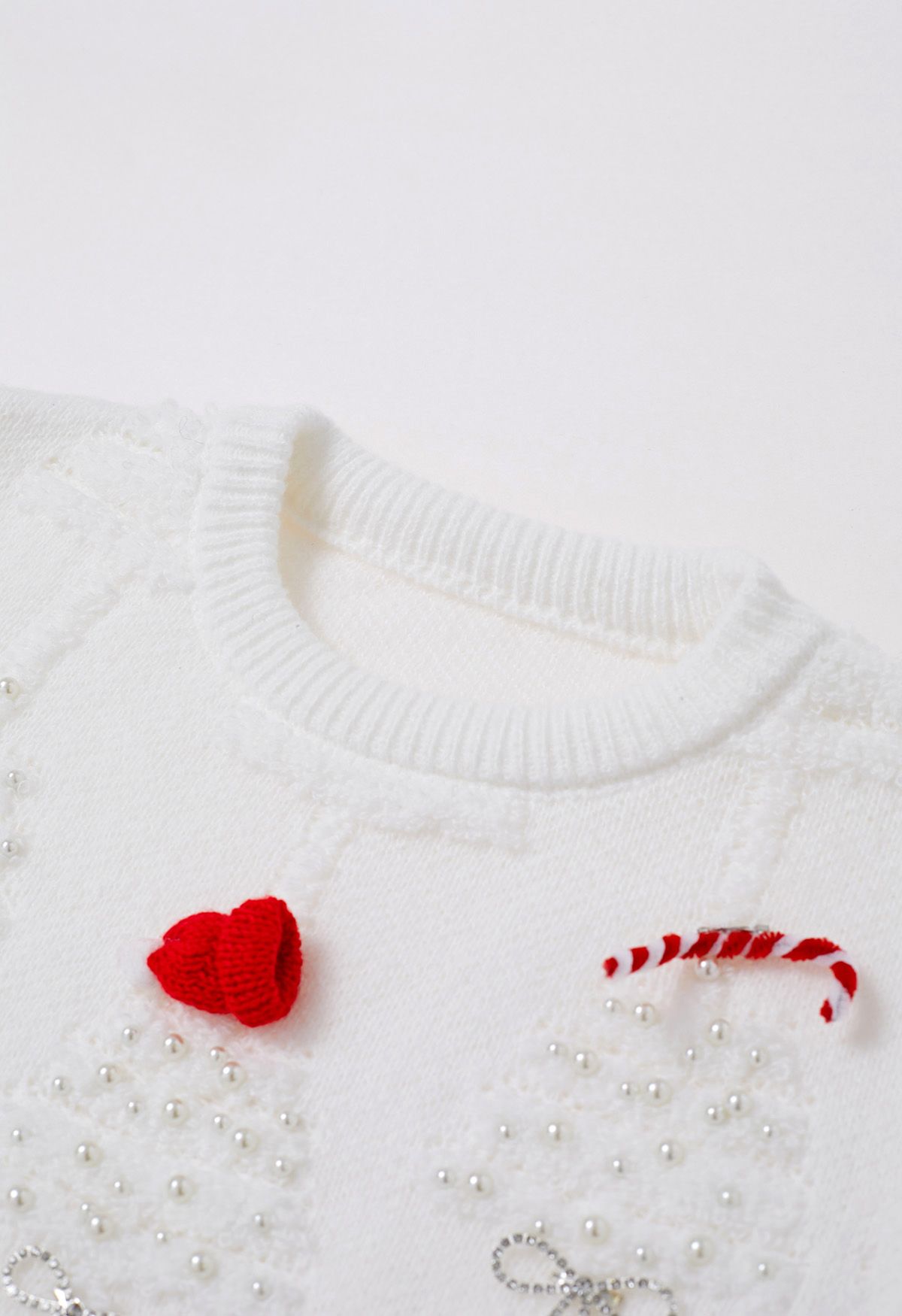 Pull en tricot à nœud papillon en relief avec arbre de Noël Pearl en blanc