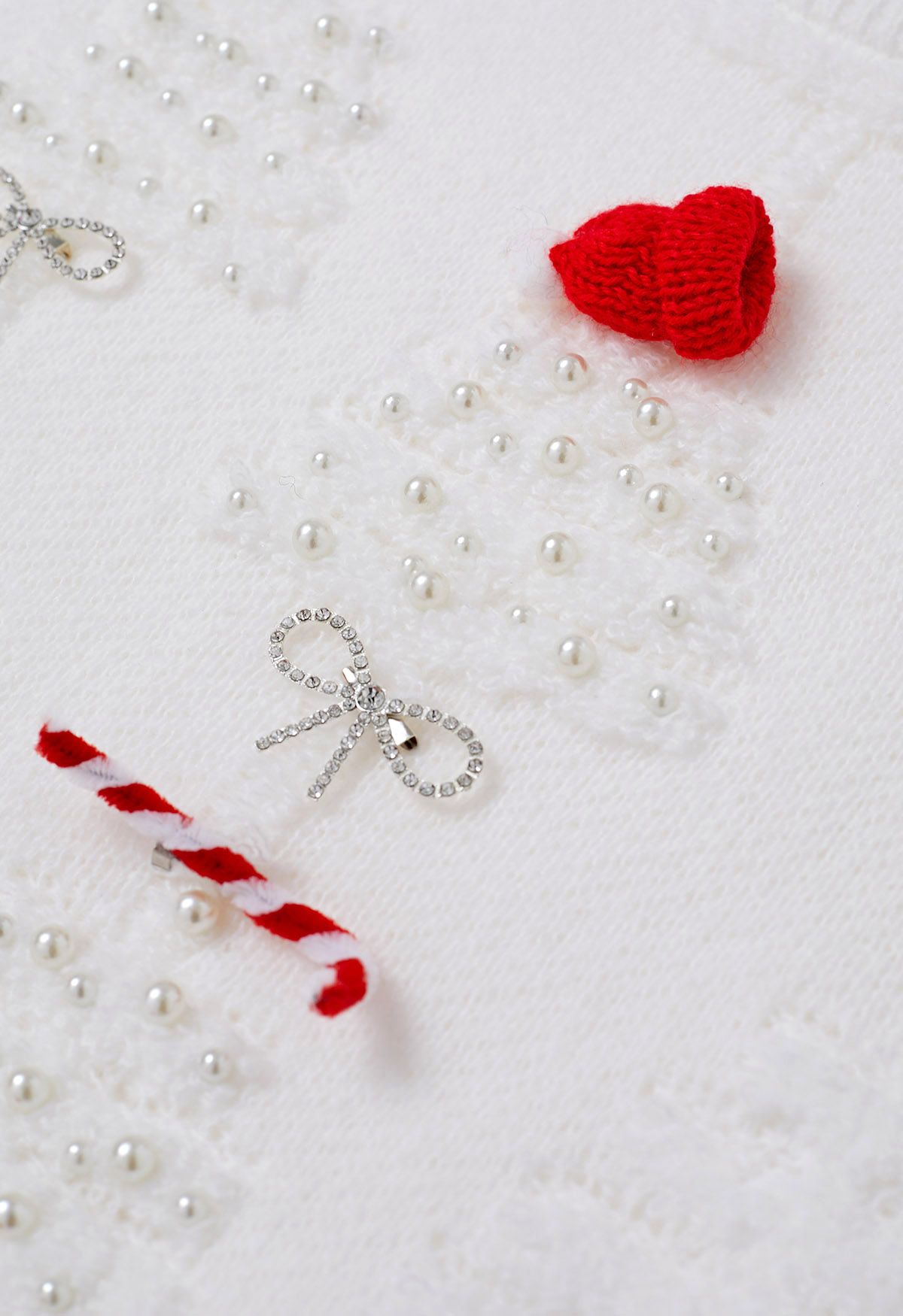 Pull en tricot à nœud papillon en relief avec arbre de Noël Pearl en blanc