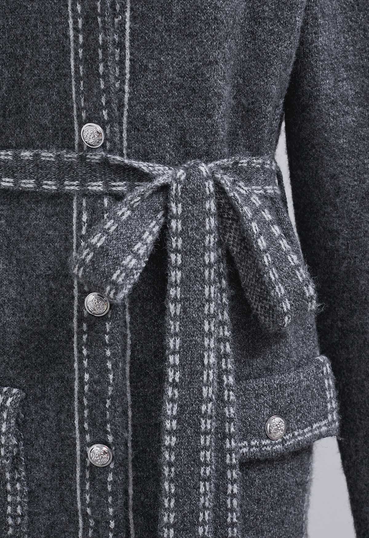 Robe en maille pelucheuse boutonnée sur le devant à surpiqûres contrastées en gris
