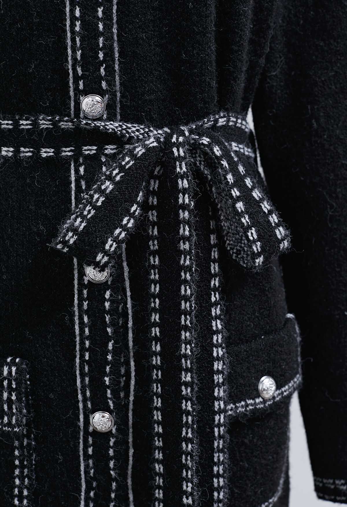 Robe en maille pelucheuse boutonnée sur le devant à surpiqûres contrastées en noir