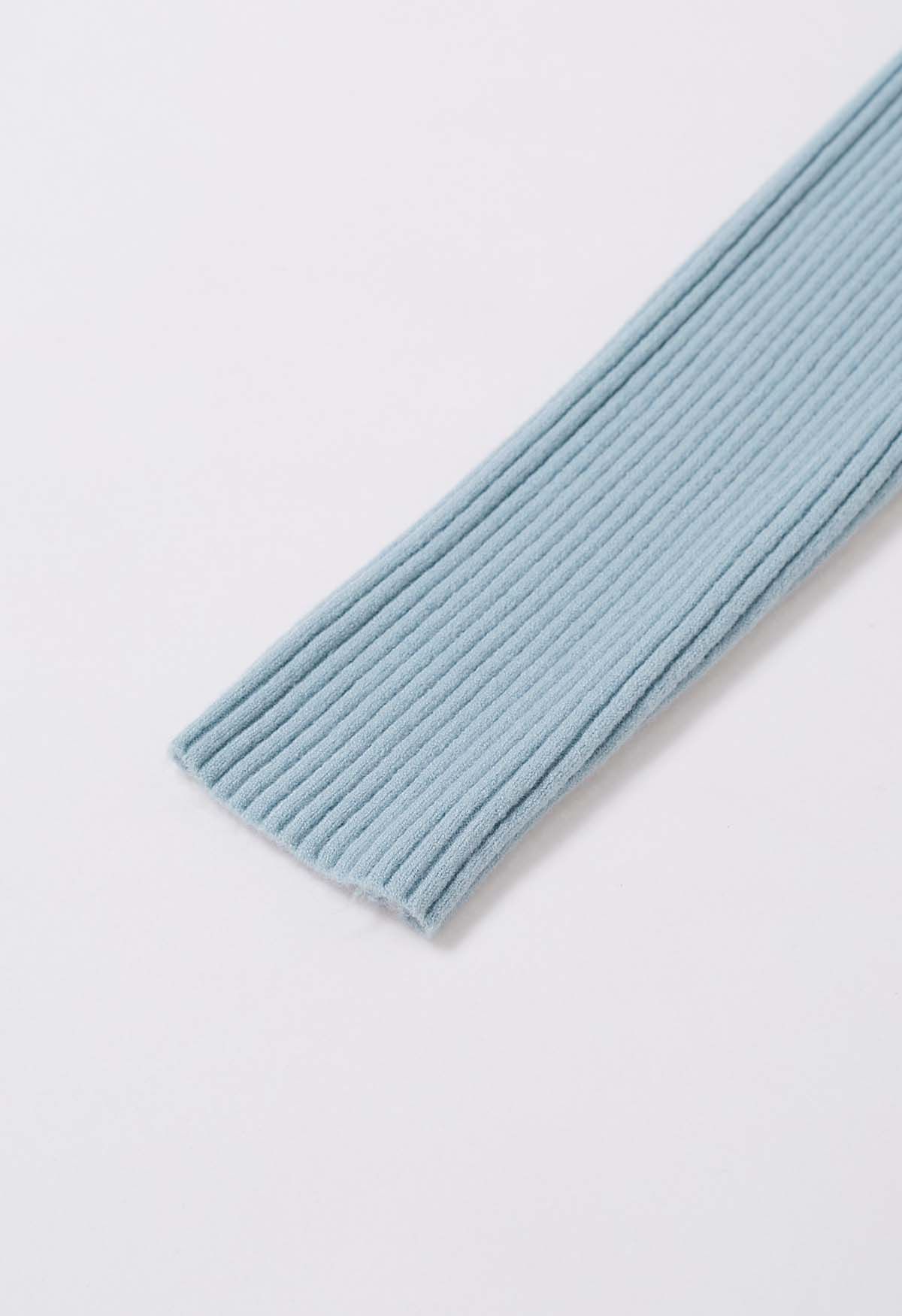 Haut en tricot côtelé ajusté à col roulé en bleu