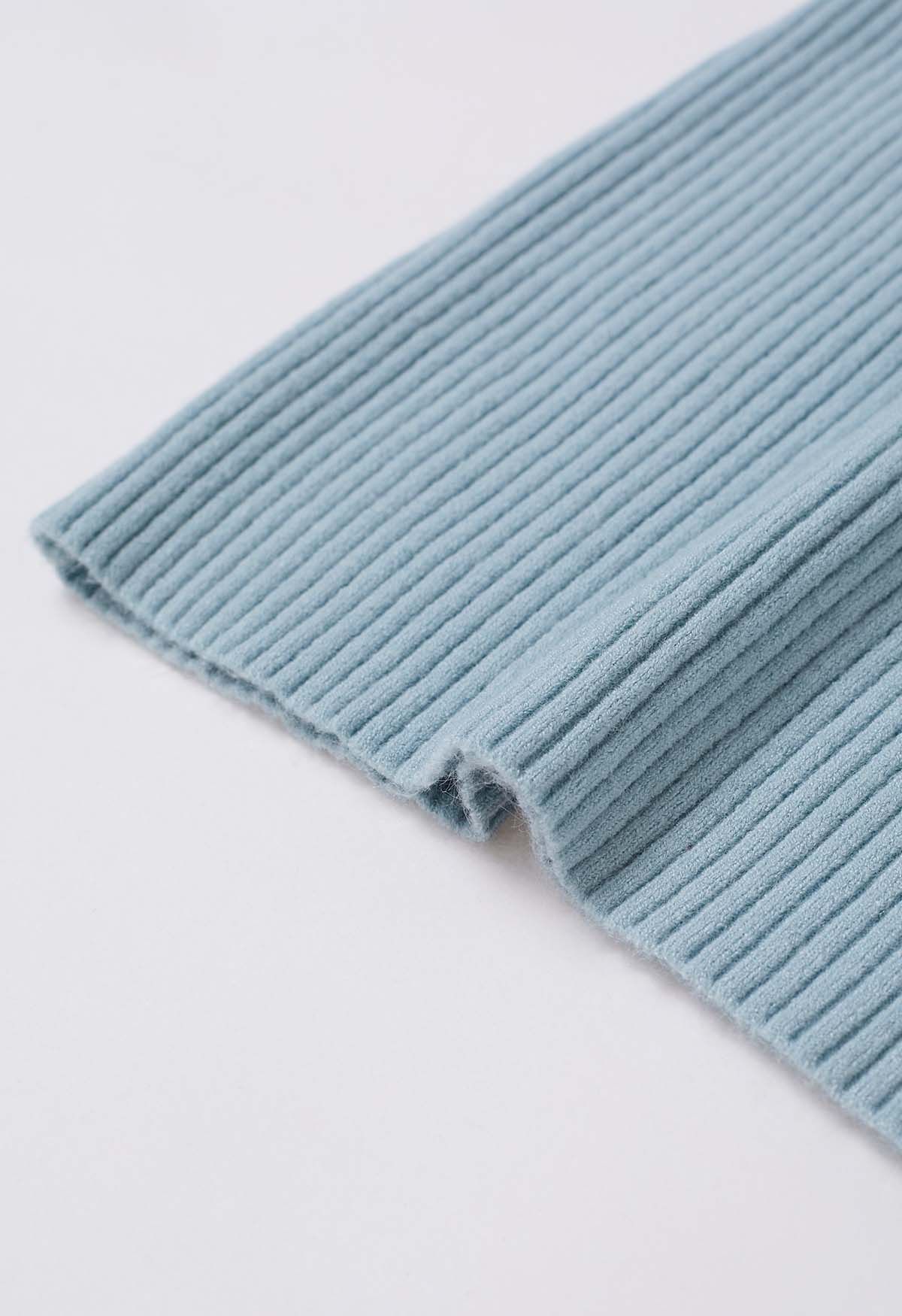 Haut en tricot côtelé ajusté à col roulé en bleu