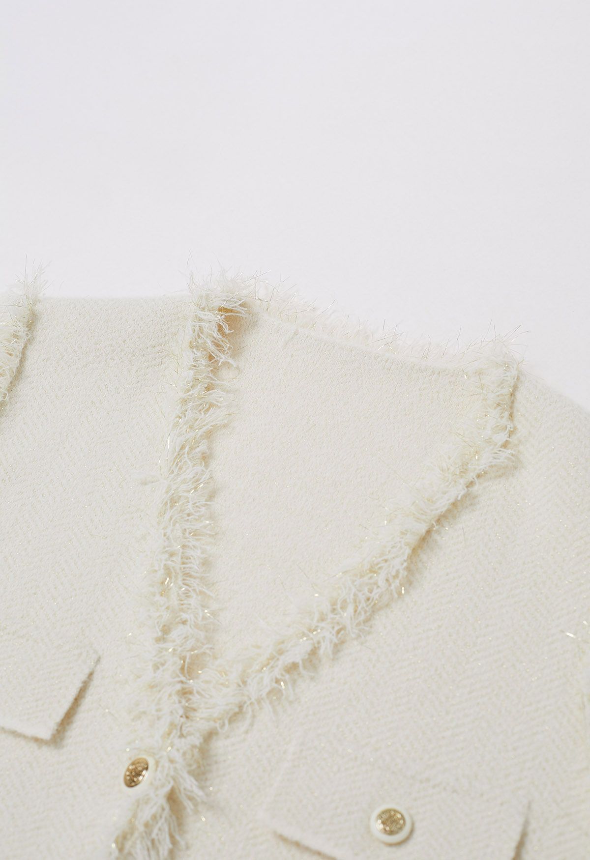 Gilet en tricot avec poche à rabat boutonné et bord frangé en crème