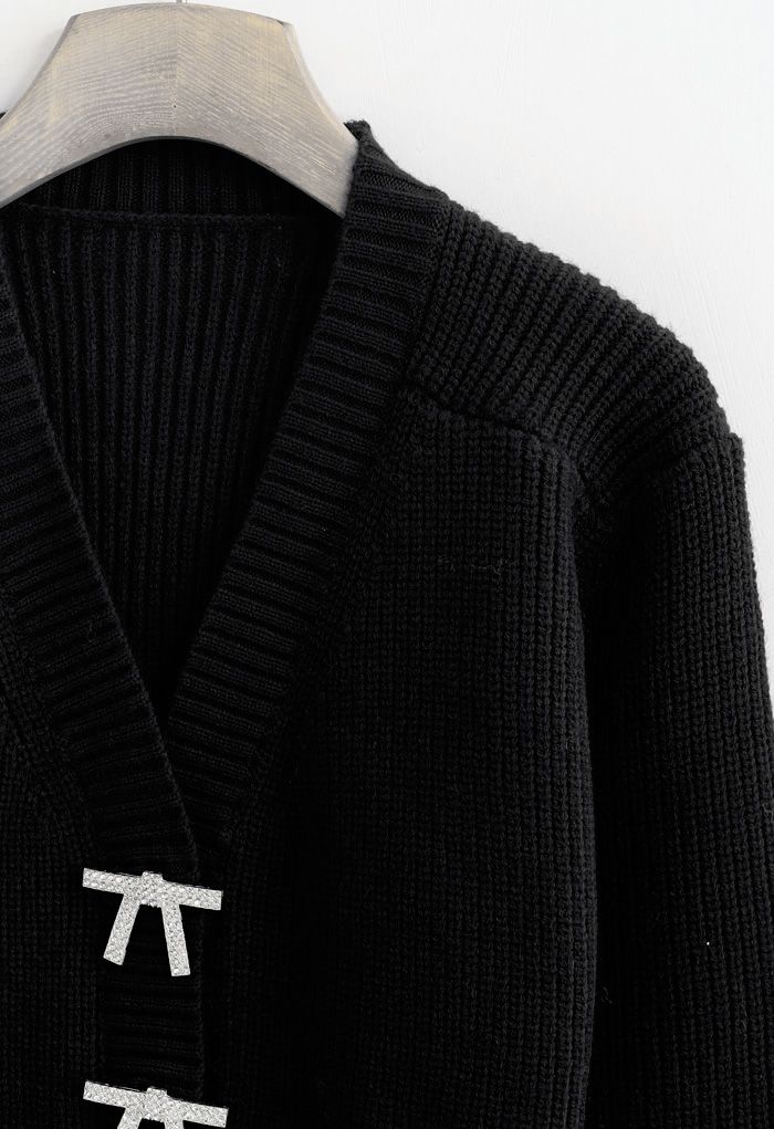 Cardigan en tricot court boutonné avec broche et nœud papillon en noir