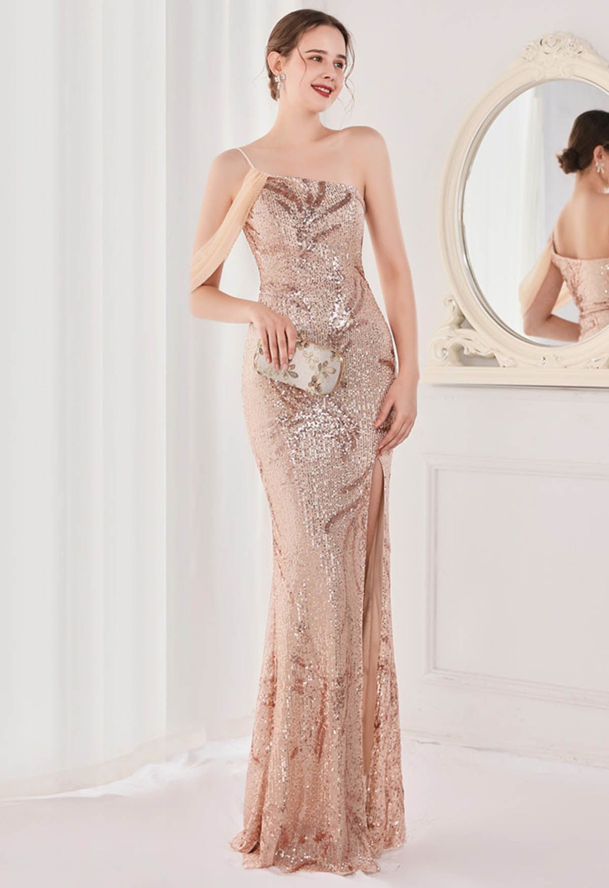 Robe longue à sequins fendue sur le devant et une épaule en champagne