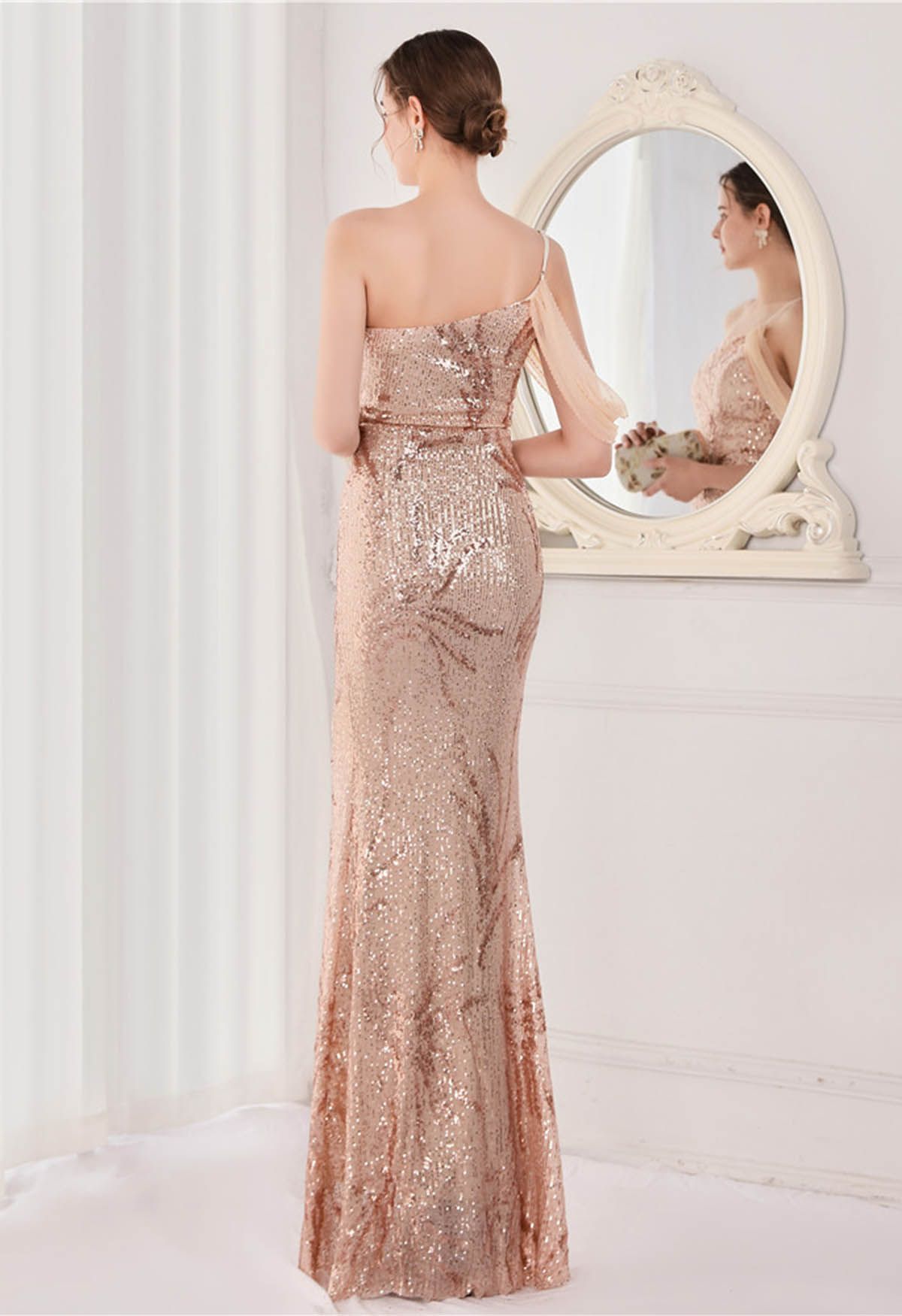 Robe longue à sequins fendue sur le devant et une épaule en champagne