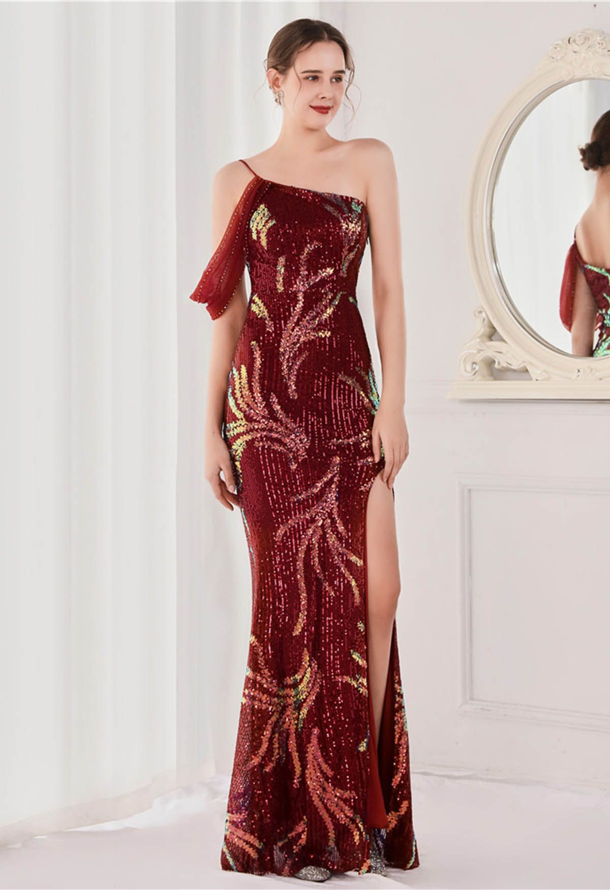 Robe longue à sequins fendue sur le devant avec une épaule dénudée en bordeaux