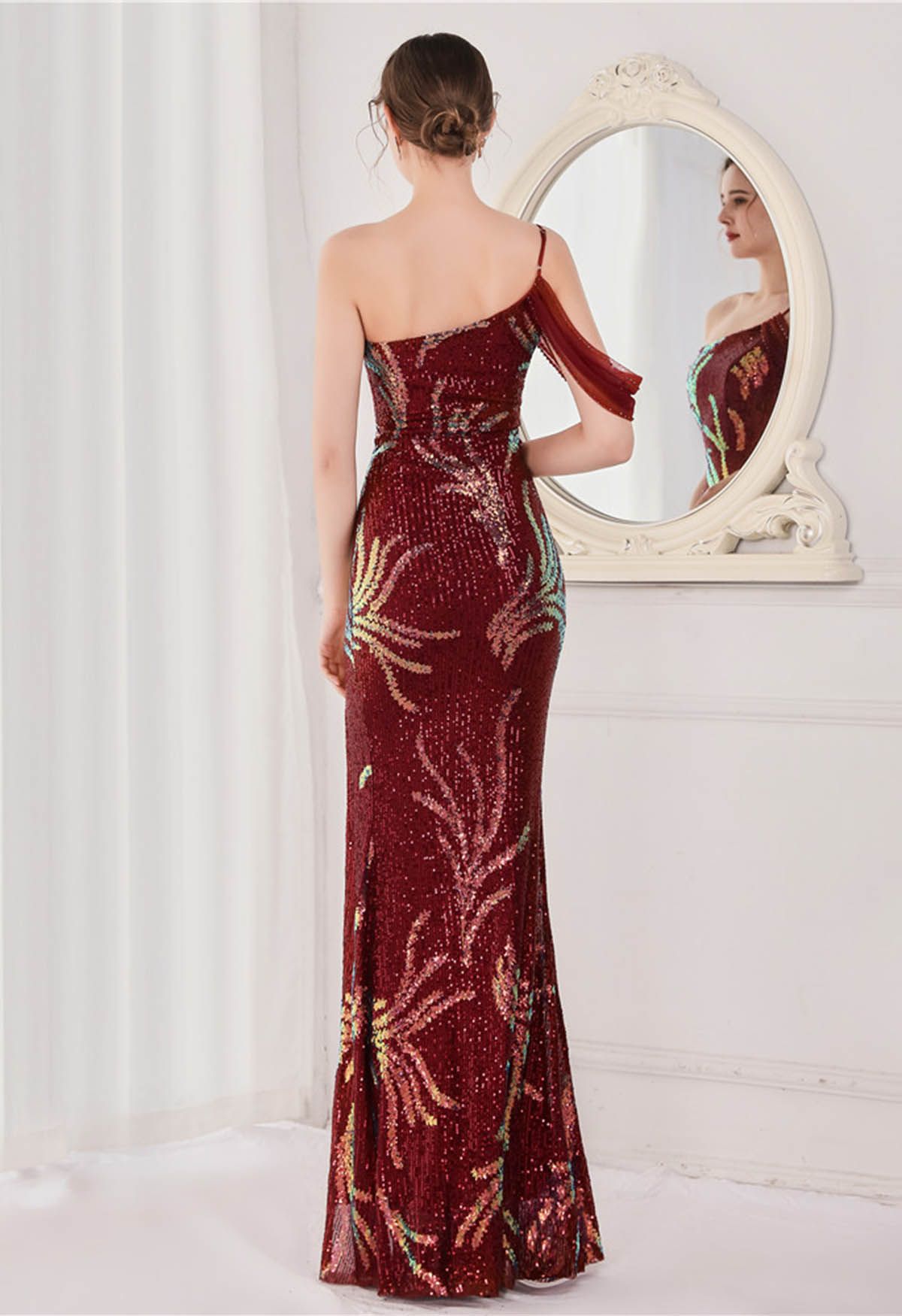 Robe longue à sequins fendue sur le devant avec une épaule dénudée en bordeaux