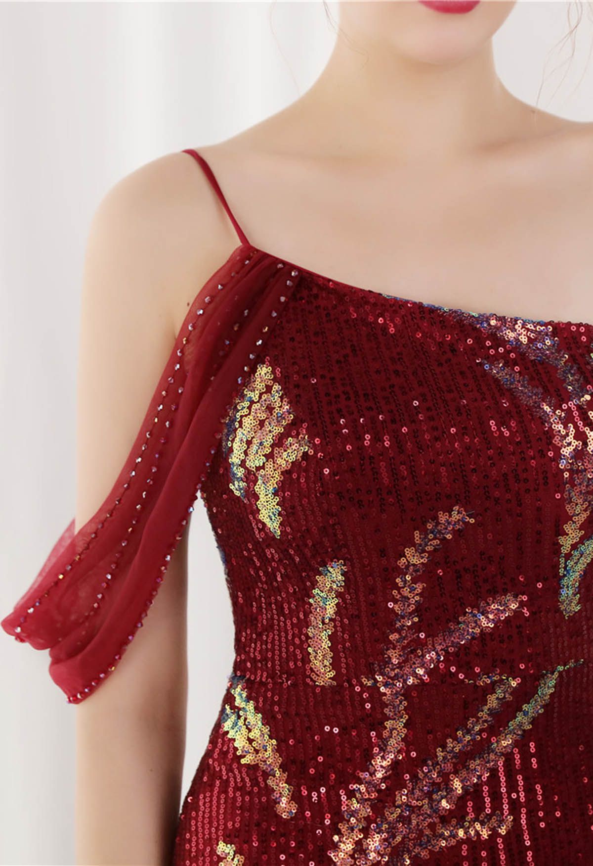 Robe longue à sequins fendue sur le devant avec une épaule dénudée en bordeaux