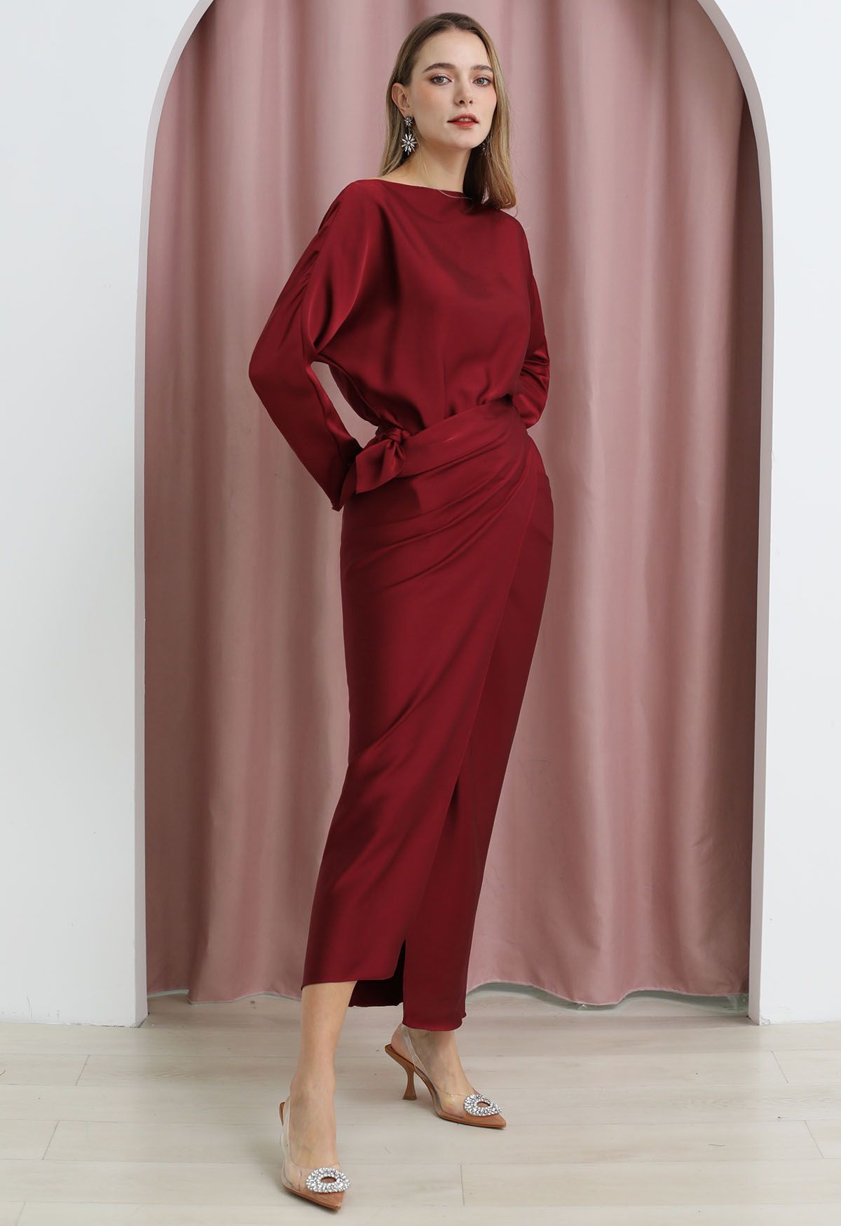 Robe longue en satin à col bateau et taille enveloppée en rouge