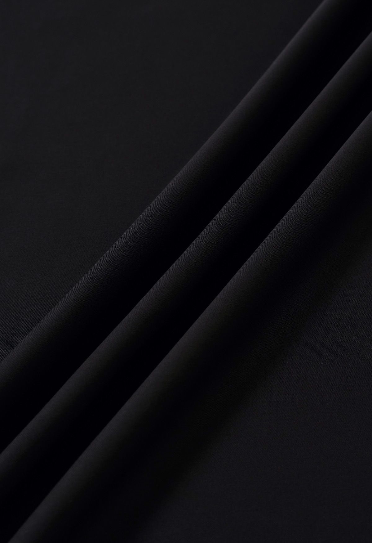 Robe longue en satin à col bateau et taille enveloppée en noir